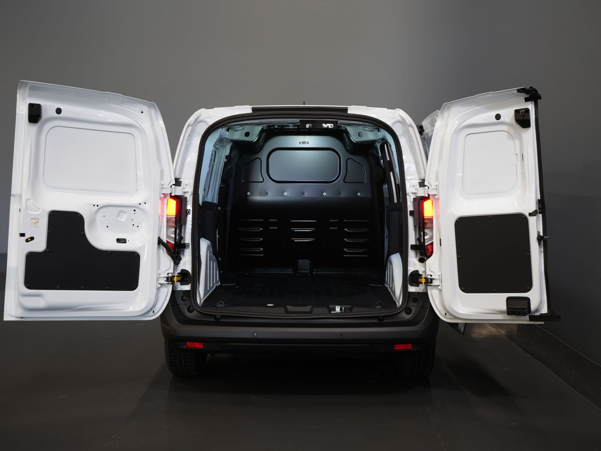 Ford E-Transit Courier Bestelbus 44 kWh 293km WLTP/ Snellader/ Stoelverw./ Stuurverw./ Carplay/ Camera/ PDC/ Climate 4