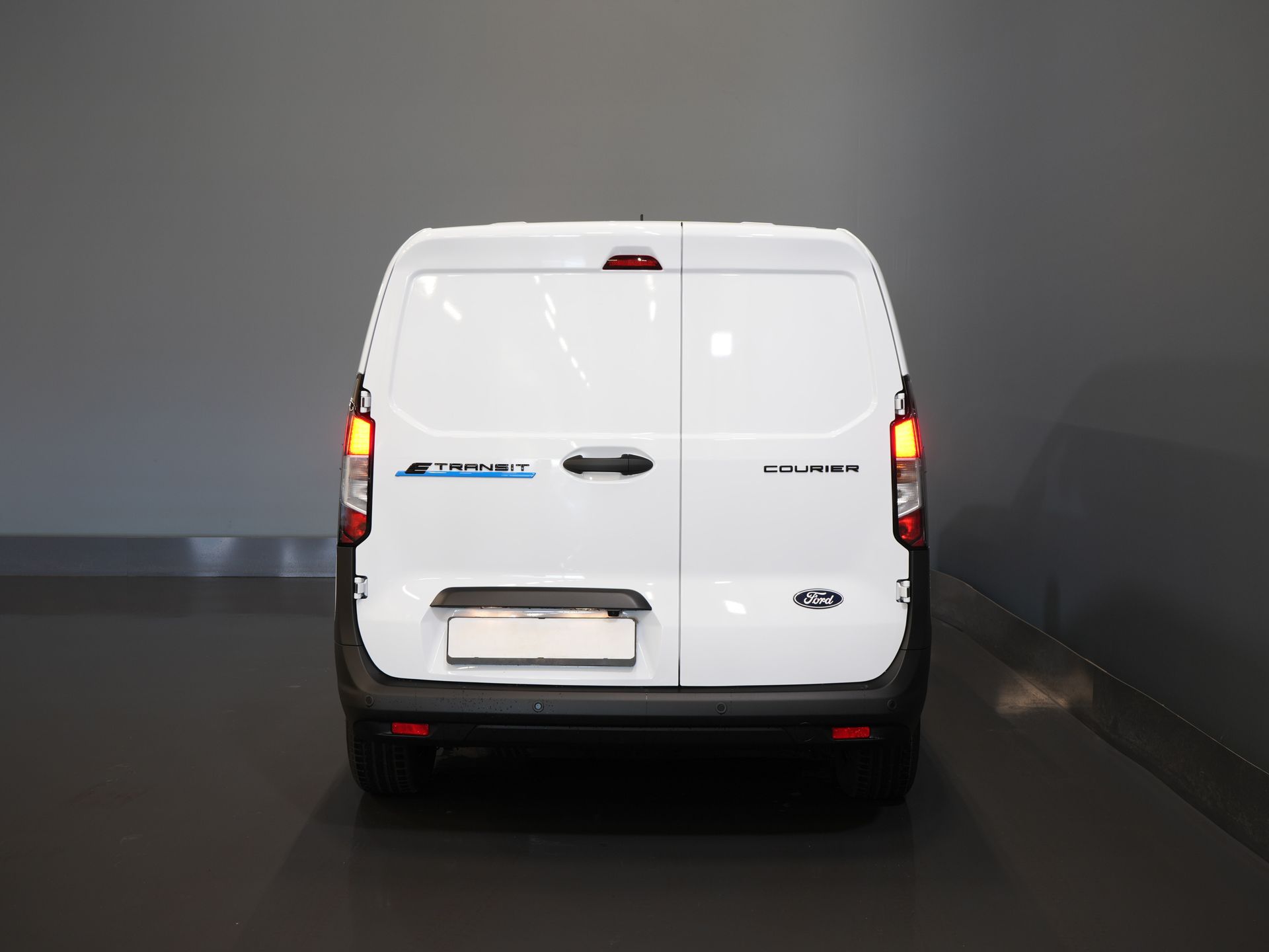 Ford E-Transit Courier Bestelbus 44 kWh 293km WLTP/ Snellader/ Stoelverw./ Stuurverw./ Carplay/ Camera/ PDC/ Climate 5