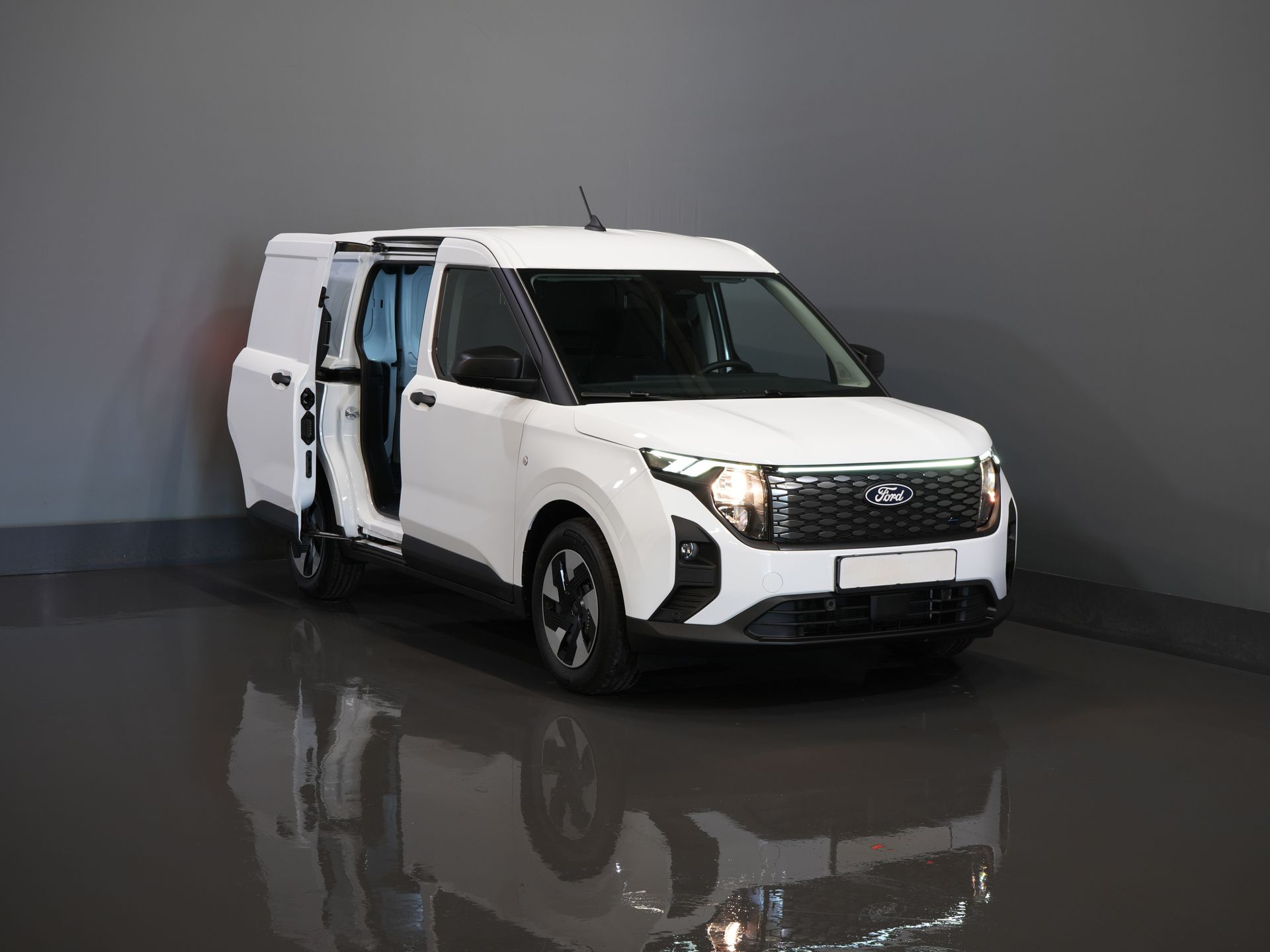 Ford E-Transit Courier Bestelbus 44 kWh 293km WLTP/ Snellader/ Stoelverw./ Stuurverw./ Carplay/ Camera/ PDC/ Climate 8