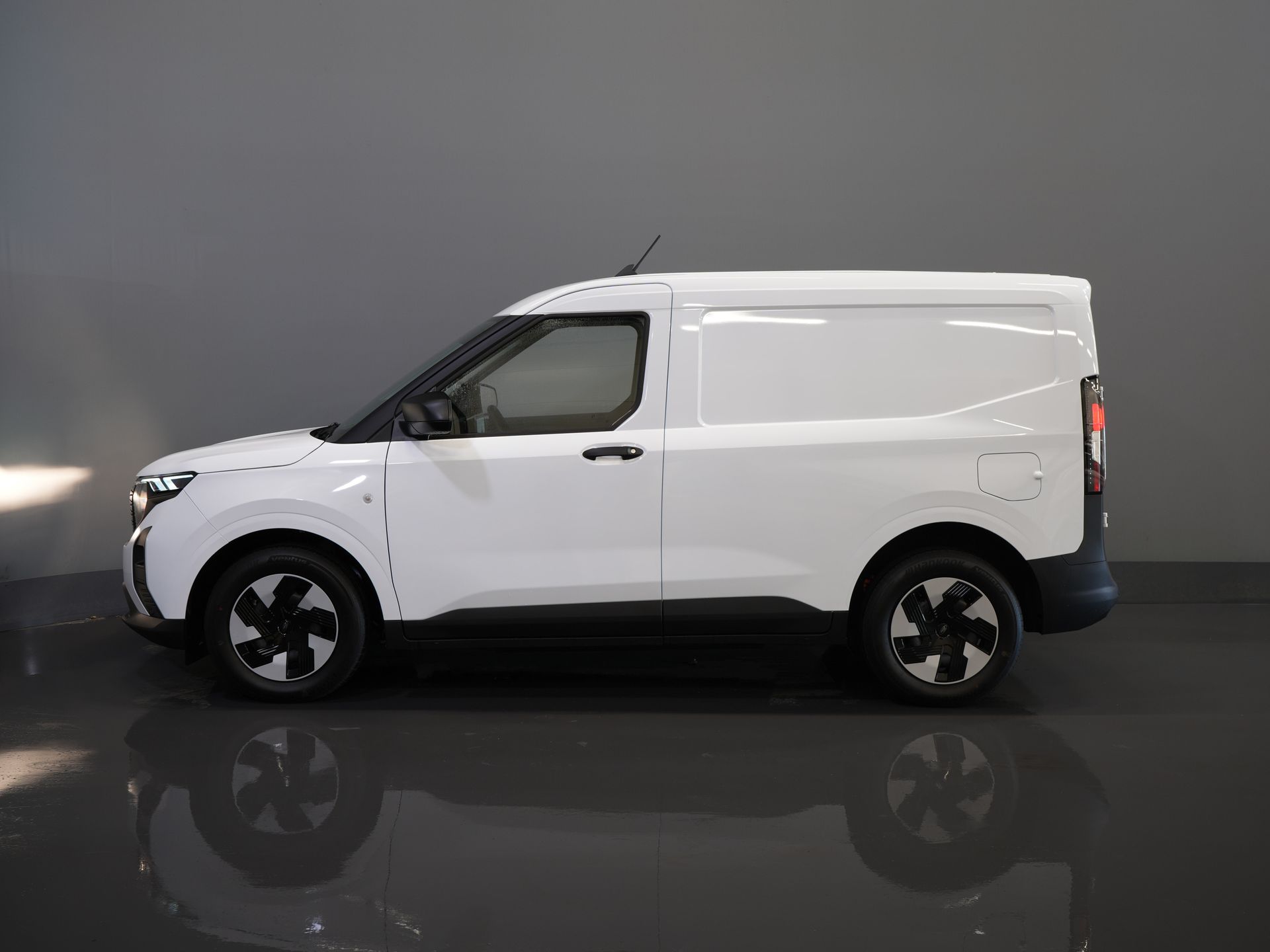 Ford E-Transit Courier Bestelbus 44 kWh 293km WLTP/ Snellader/ Stoelverw./ Stuurverw./ Carplay/ Camera/ PDC/ Climate 9