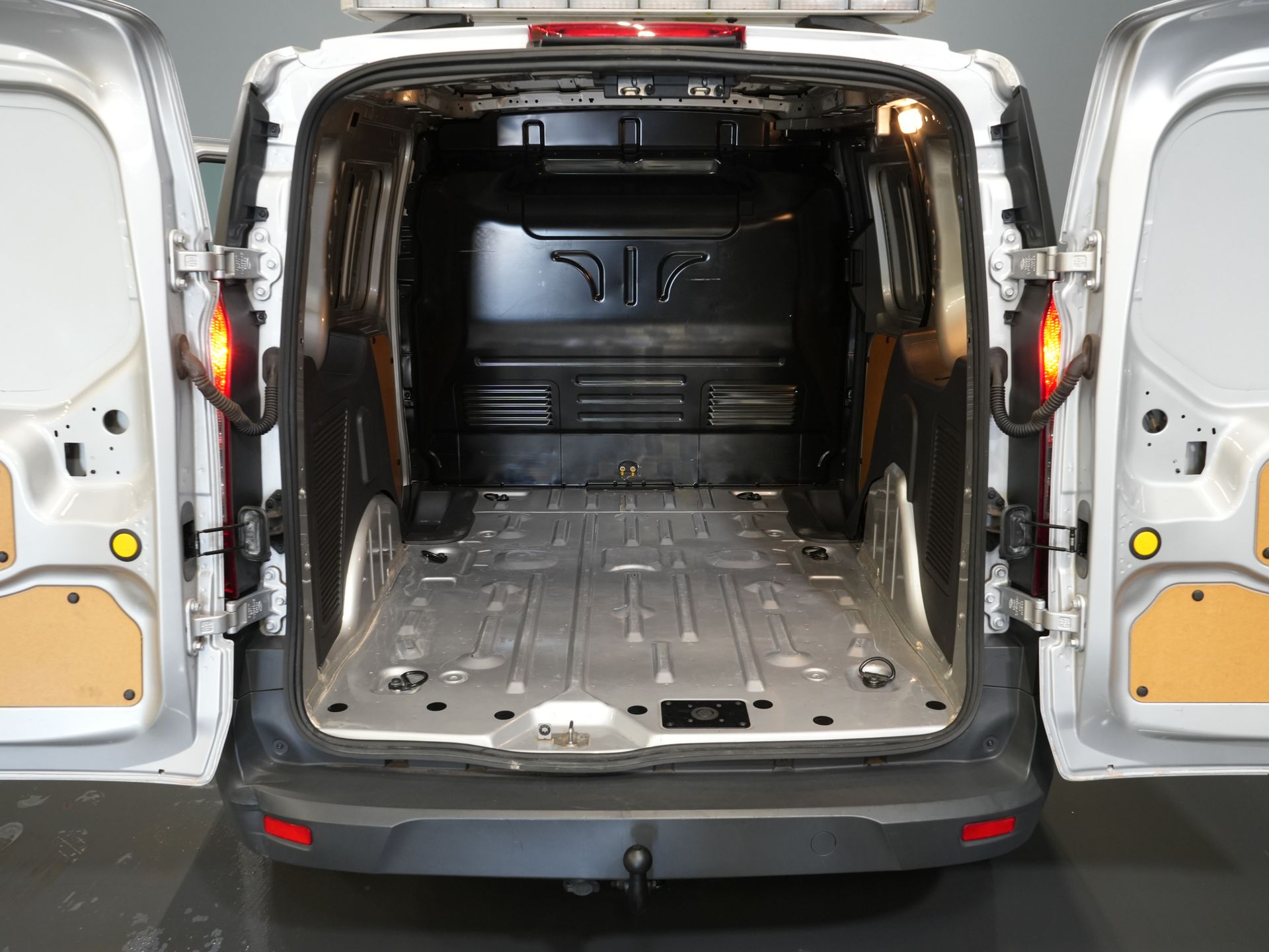 Ford Transit Connect Bestelbus 1.5 TDCI 75 pk BPM VRIJ! EURO 6/ NL Auto/ Airco/ Trekhaak 14
