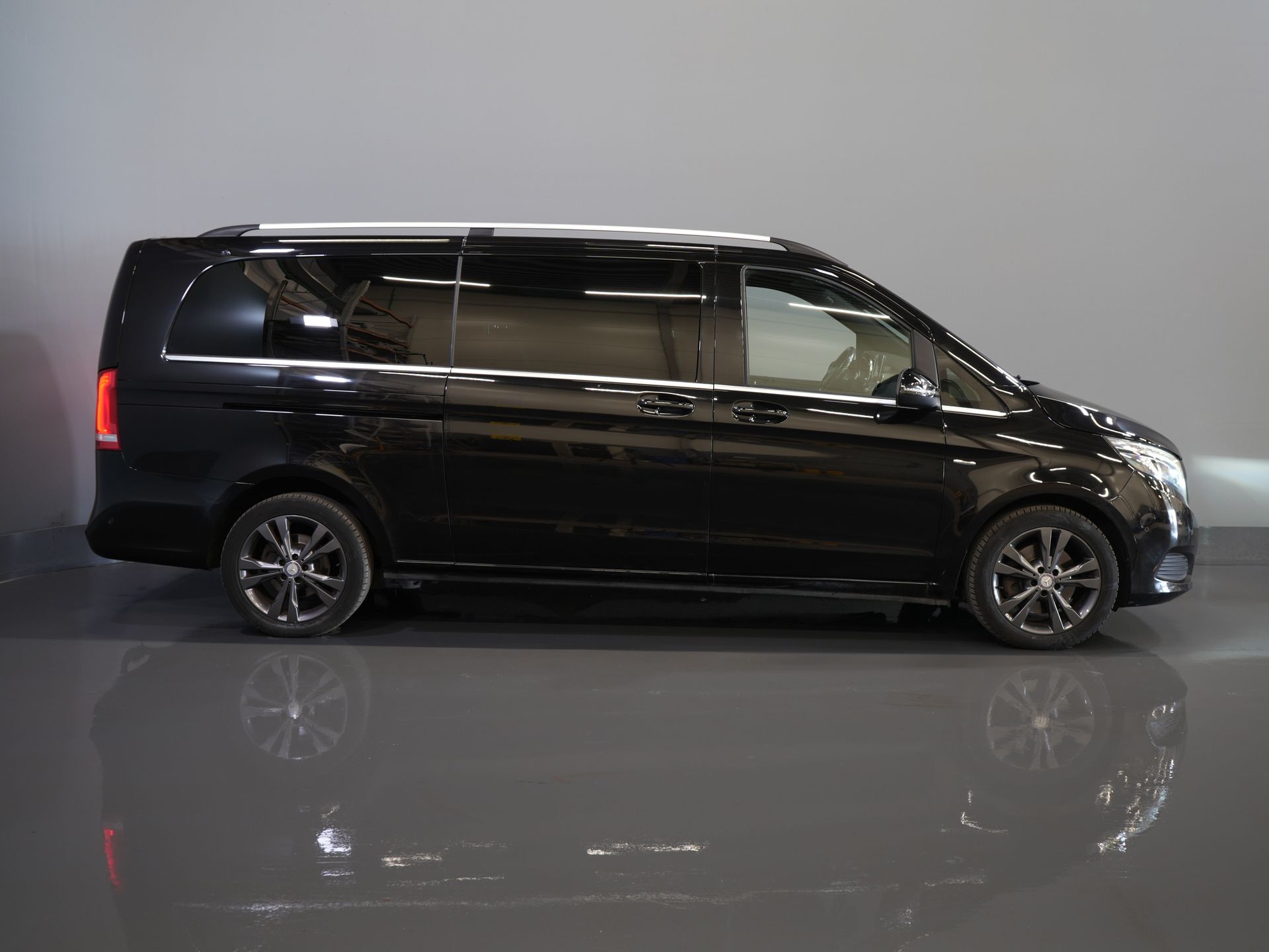 Mercedes-Benz V-Klasse Bestelbus 250d XL L3 Avantgarde DC Dubbel Cabine BPM VRIJ! LED/ Leder/ Climate/ 2xSchuifdeur/ Standkachel/ Stoelverw/ Navi/ Elek.Klep/ Cam 10