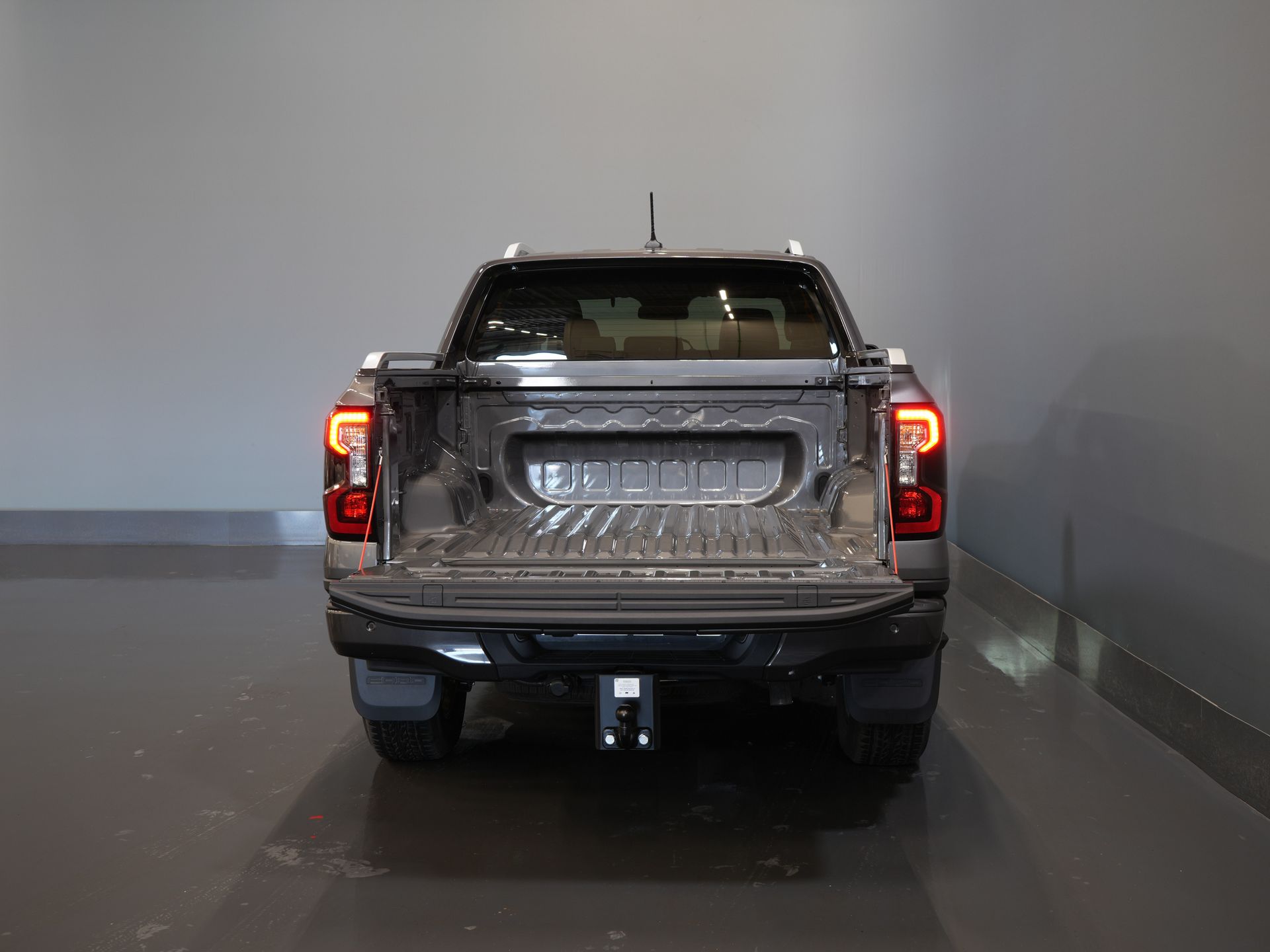 Ford Ranger Bestelbus Wildtrak 2.3 PHEV Double Cab 4x4/ B&O/ Tech-Pack/ Adapt.Cruise/ 3.5t Trekverm./ 360 Camera/ Leder/ Alarm/ Navi/ Carplay/ Trekhaa 4