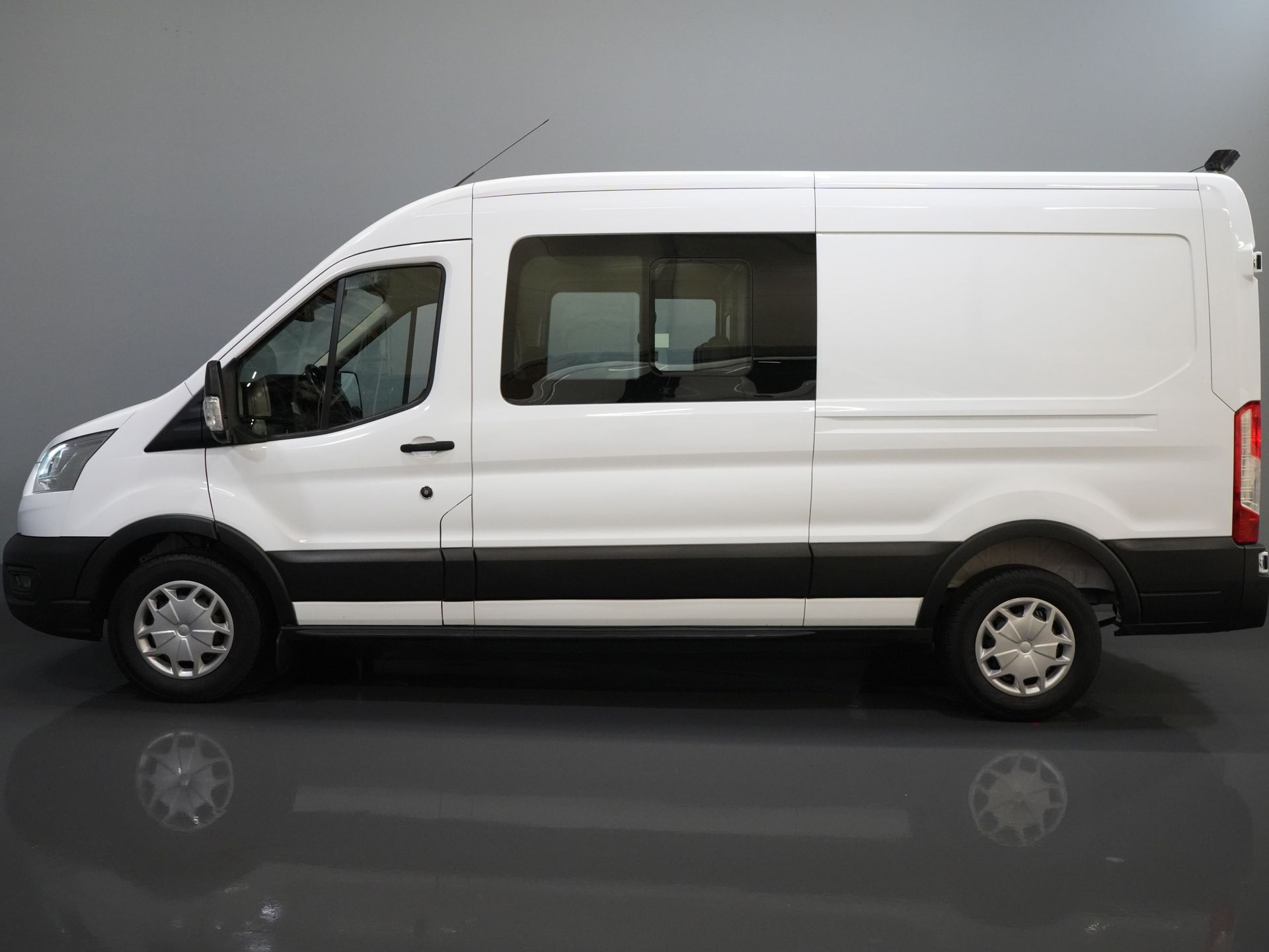 Volkswagen Crafter Bestelbus (Transit) 2.0 TDCI 130 pk L3H2 DC Dubbel Cabine 7 Pers./ Riem V.V./ Adapt. Cruise/ CarPlay/ PDC/ Navi/ Camera/ Airco/ Trekhaak 9