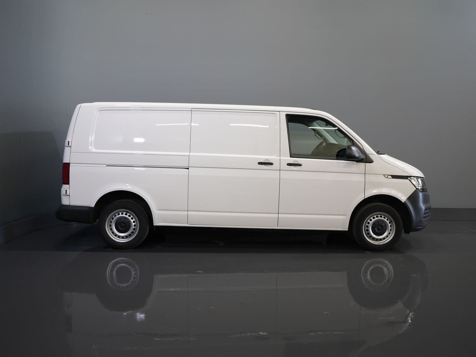 Volkswagen Transporter Bestelbus 2.0 TDI L2 BPM VRIJ! NL Auto/ Carplay/ Cruise/ Airco/ Navi/ PDC 10
