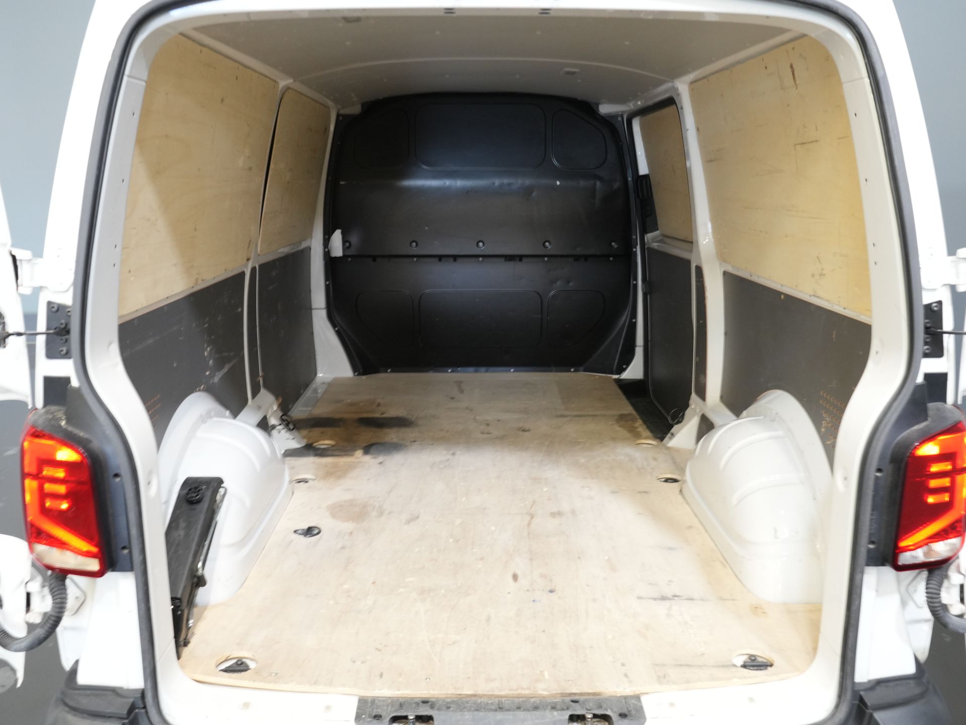 Volkswagen Transporter Bestelbus 2.0 TDI L2 BPM VRIJ! NL Auto/ Carplay/ Cruise/ Airco/ Navi/ PDC 14