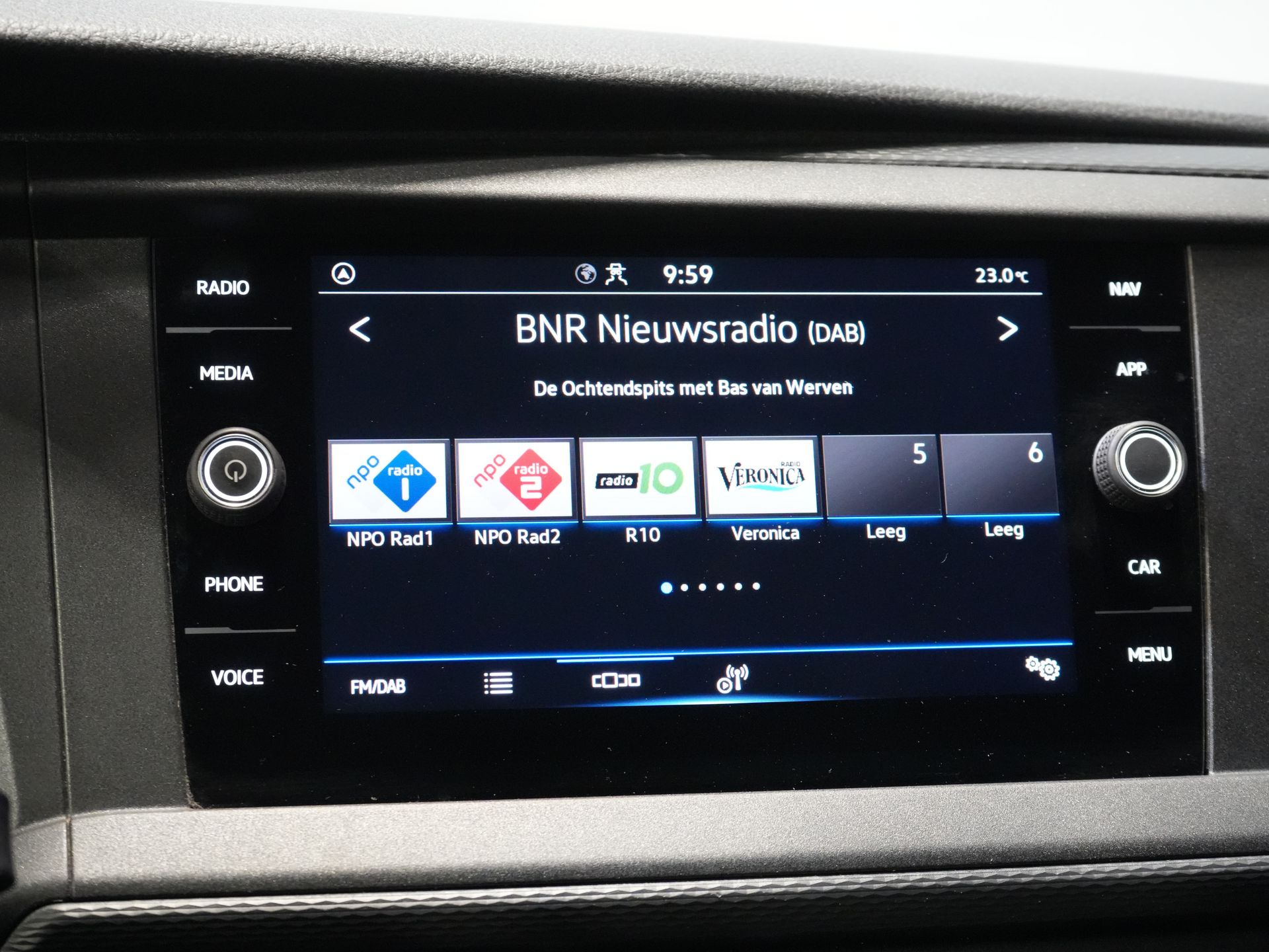 Volkswagen Transporter Bestelbus 2.0 TDI L2 BPM VRIJ! NL Auto/ Carplay/ Cruise/ Airco/ Navi/ PDC 19