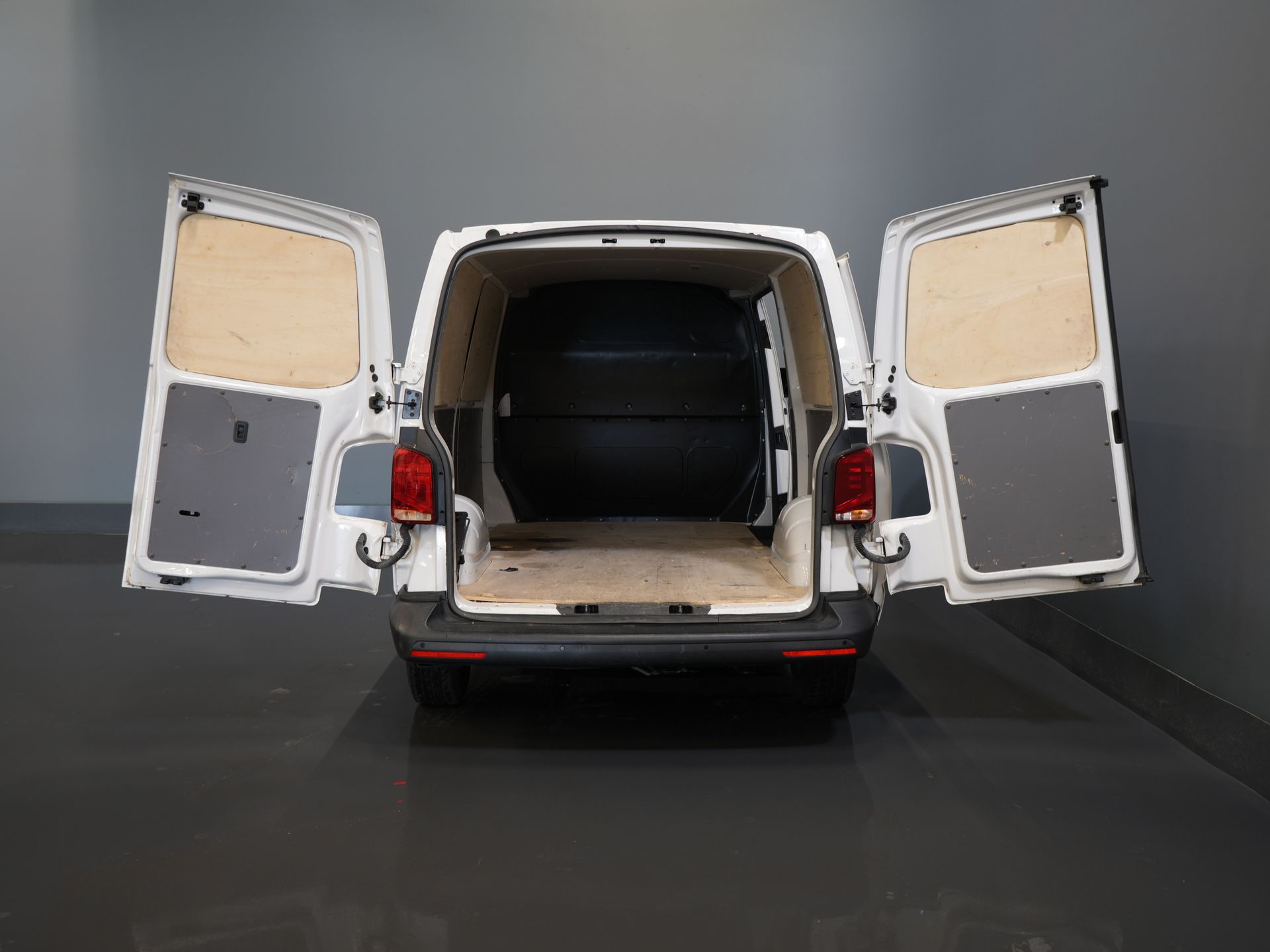 Volkswagen Transporter Bestelbus 2.0 TDI L2 BPM VRIJ! NL Auto/ Carplay/ Cruise/ Airco/ Navi/ PDC 4
