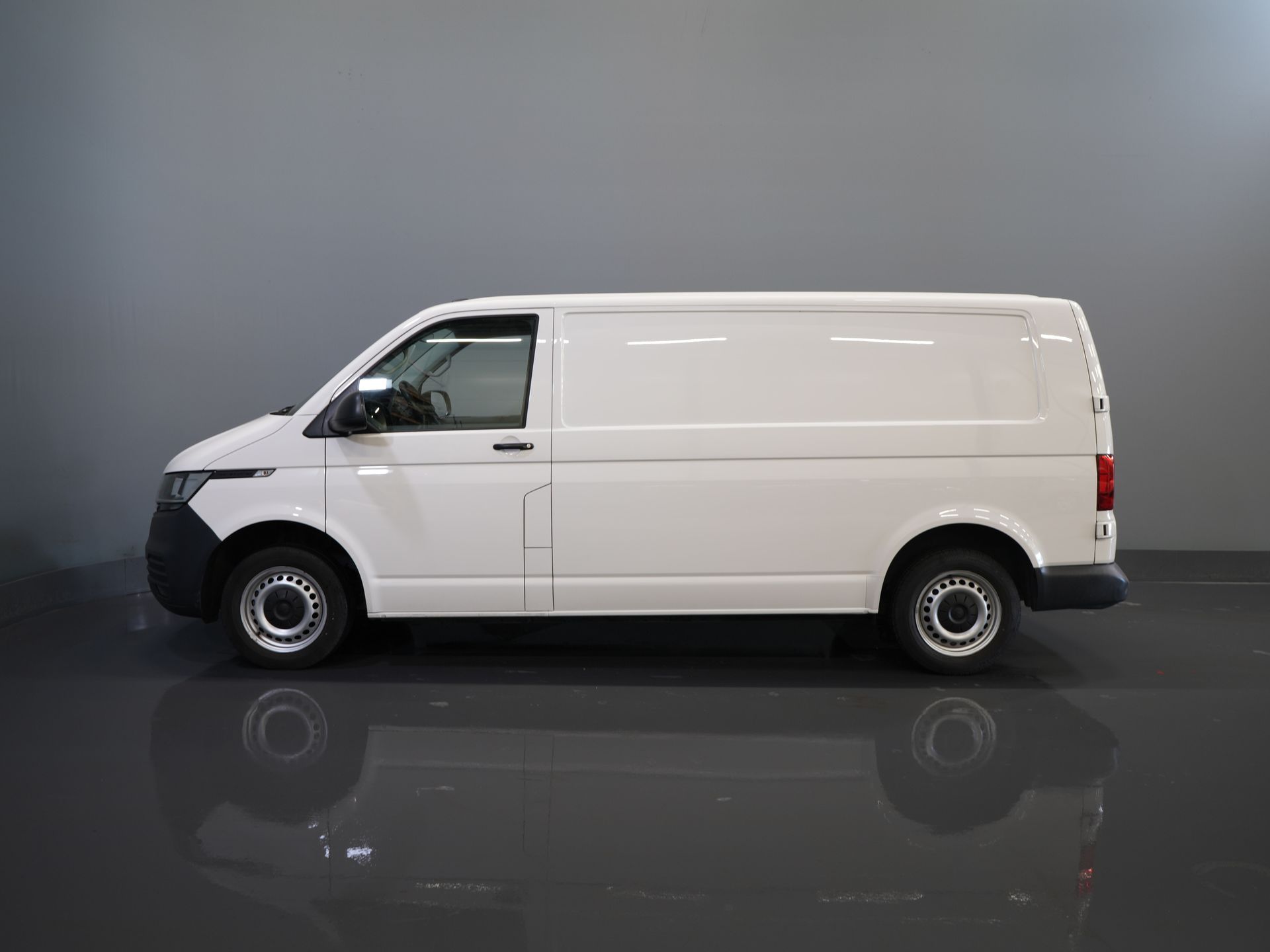 Volkswagen Transporter Bestelbus 2.0 TDI L2 BPM VRIJ! NL Auto/ Carplay/ Cruise/ Airco/ Navi/ PDC 9