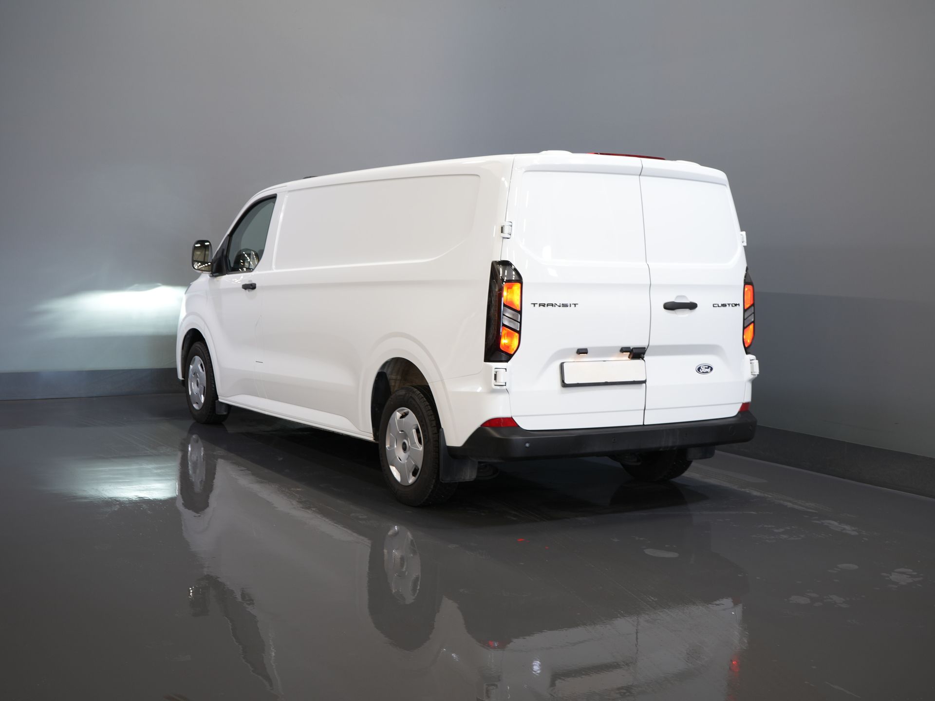 Ford Transit Custom Bestelbus 320 2.0 TDCI 136 pk L2 Trend BPM VRIJ! LED/ Standkachel/ Stoelverw/ 2.7t. Trekverm./ Carplay/ Camera/ Climate/ PDC/ Cruise 1