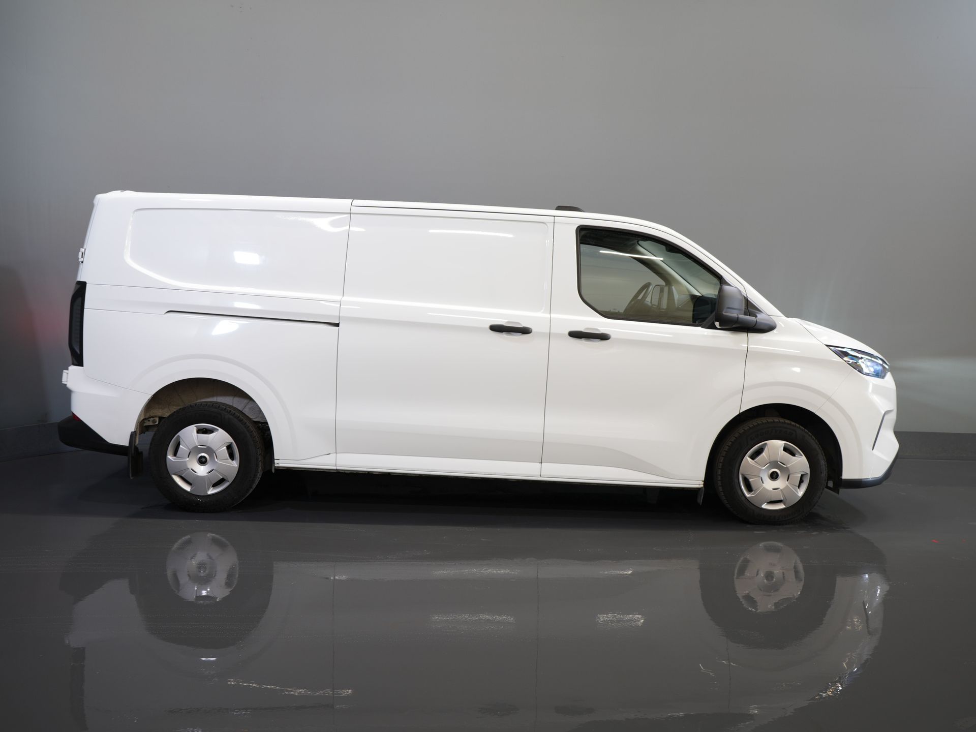 Ford Transit Custom Bestelbus 320 2.0 TDCI 136 pk L2 Trend BPM VRIJ! LED/ Standkachel/ Stoelverw/ 2.7t. Trekverm./ Carplay/ Camera/ Climate/ PDC/ Cruise 10