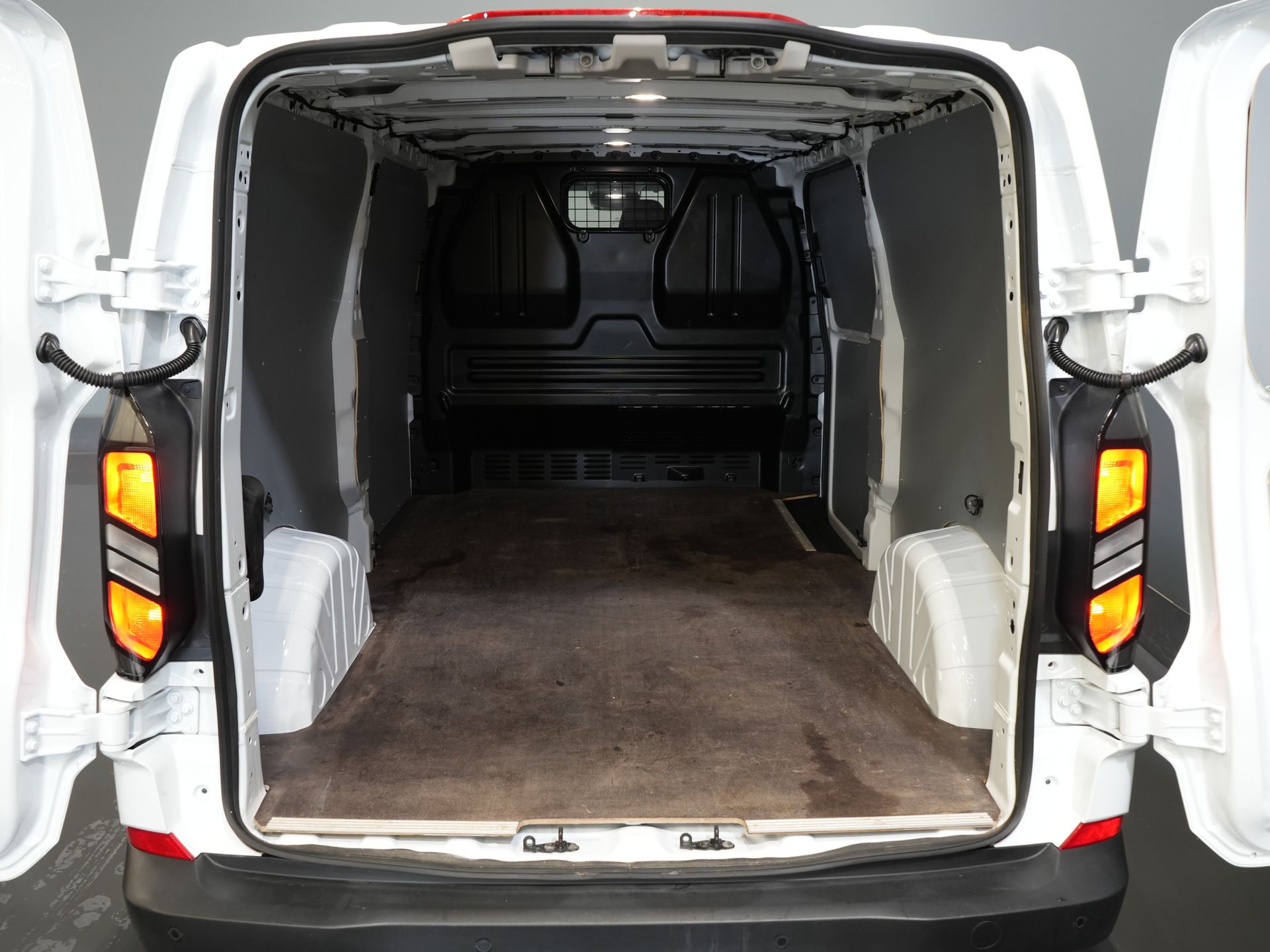 Ford Transit Custom Bestelbus 320 2.0 TDCI 136 pk L2 Trend BPM VRIJ! LED/ Standkachel/ Stoelverw/ 2.7t. Trekverm./ Carplay/ Camera/ Climate/ PDC/ Cruise 14