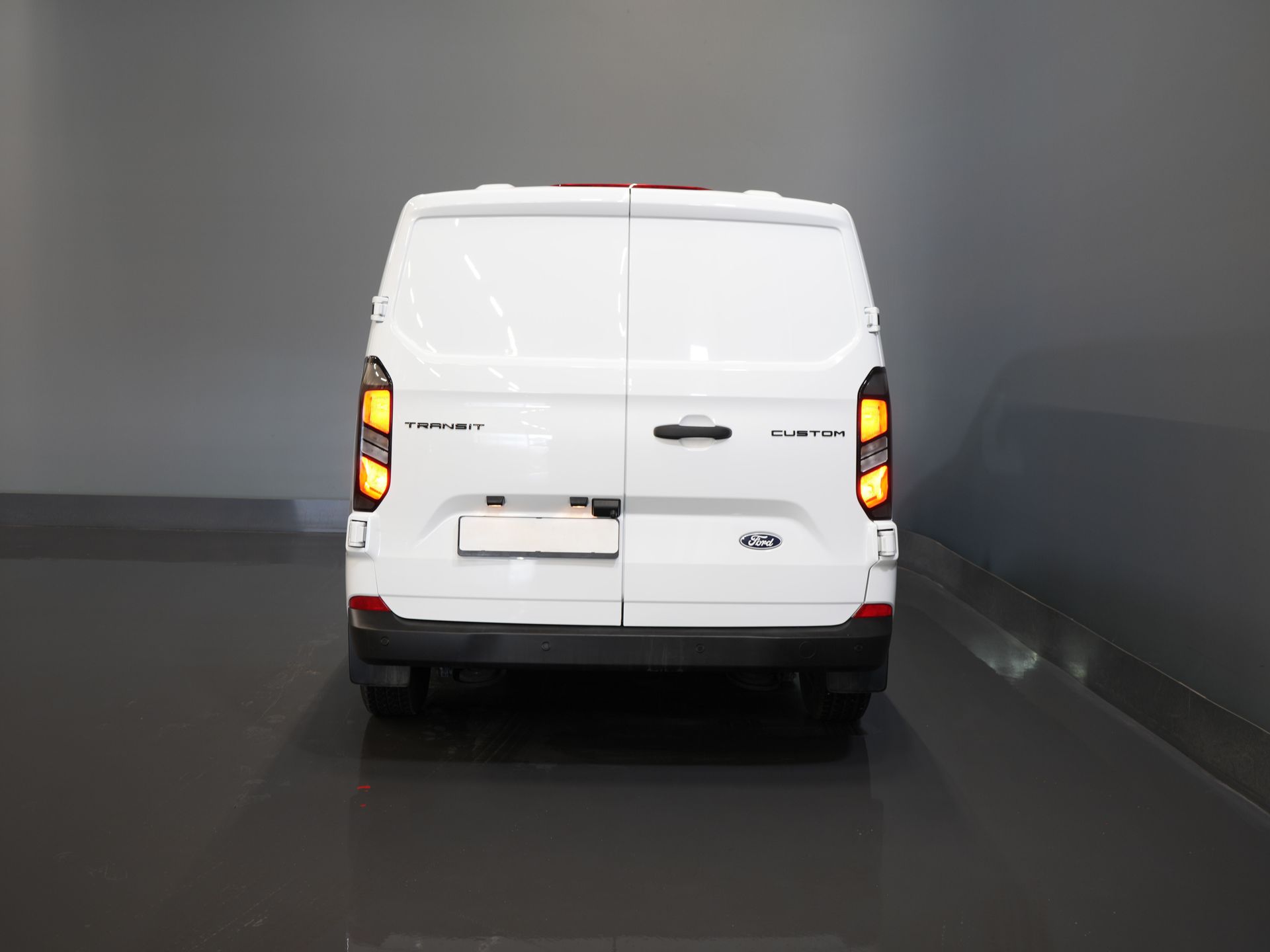 Ford Transit Custom Bestelbus 320 2.0 TDCI 136 pk L2 Trend BPM VRIJ! LED/ Standkachel/ Stoelverw/ 2.7t. Trekverm./ Carplay/ Camera/ Climate/ PDC/ Cruise 5