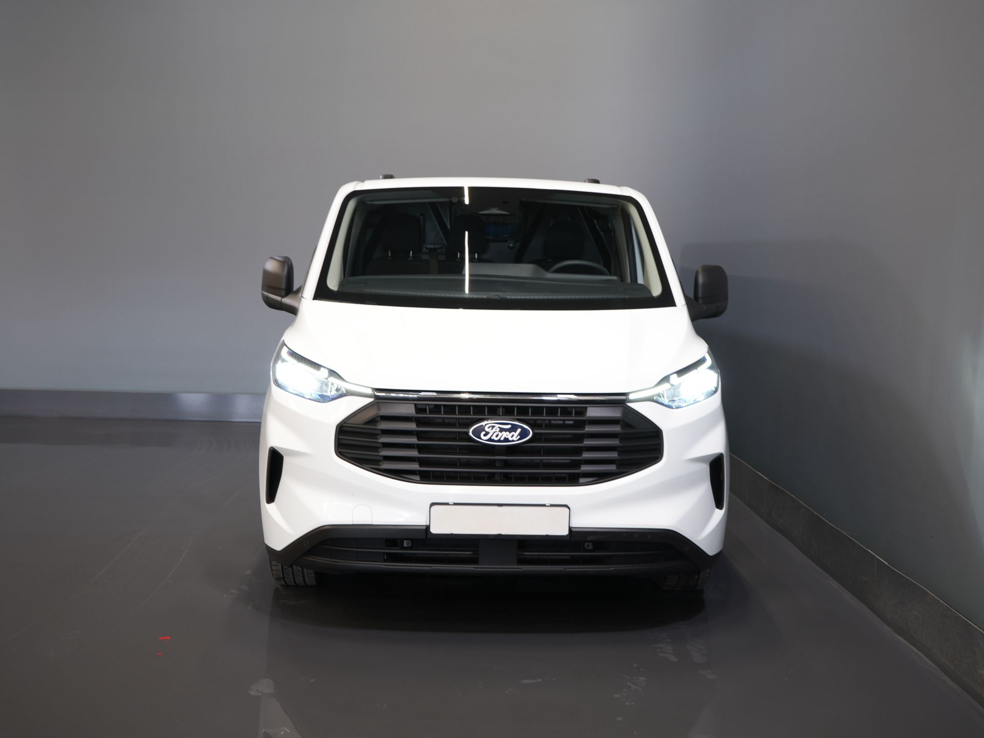 Ford Transit Custom Bestelbus 320 2.0 TDCI 136 pk L2 Trend BPM VRIJ! LED/ Standkachel/ Stoelverw/ 2.7t. Trekverm./ Carplay/ Camera/ Climate/ PDC/ Cruise 6