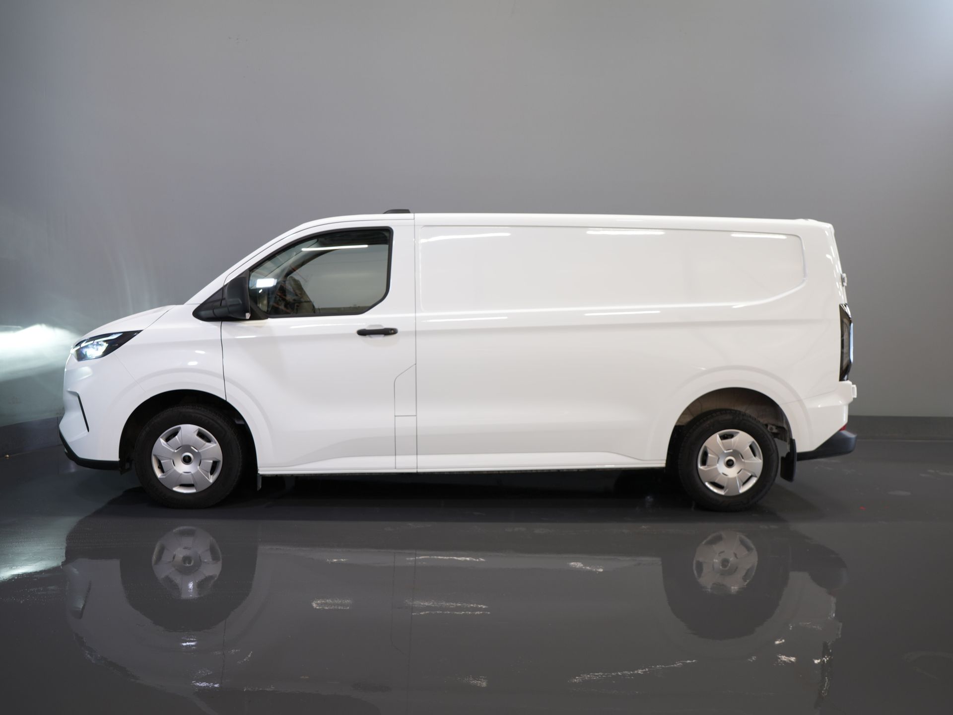 Ford Transit Custom Bestelbus 320 2.0 TDCI 136 pk L2 Trend BPM VRIJ! LED/ Standkachel/ Stoelverw/ 2.7t. Trekverm./ Carplay/ Camera/ Climate/ PDC/ Cruise 9