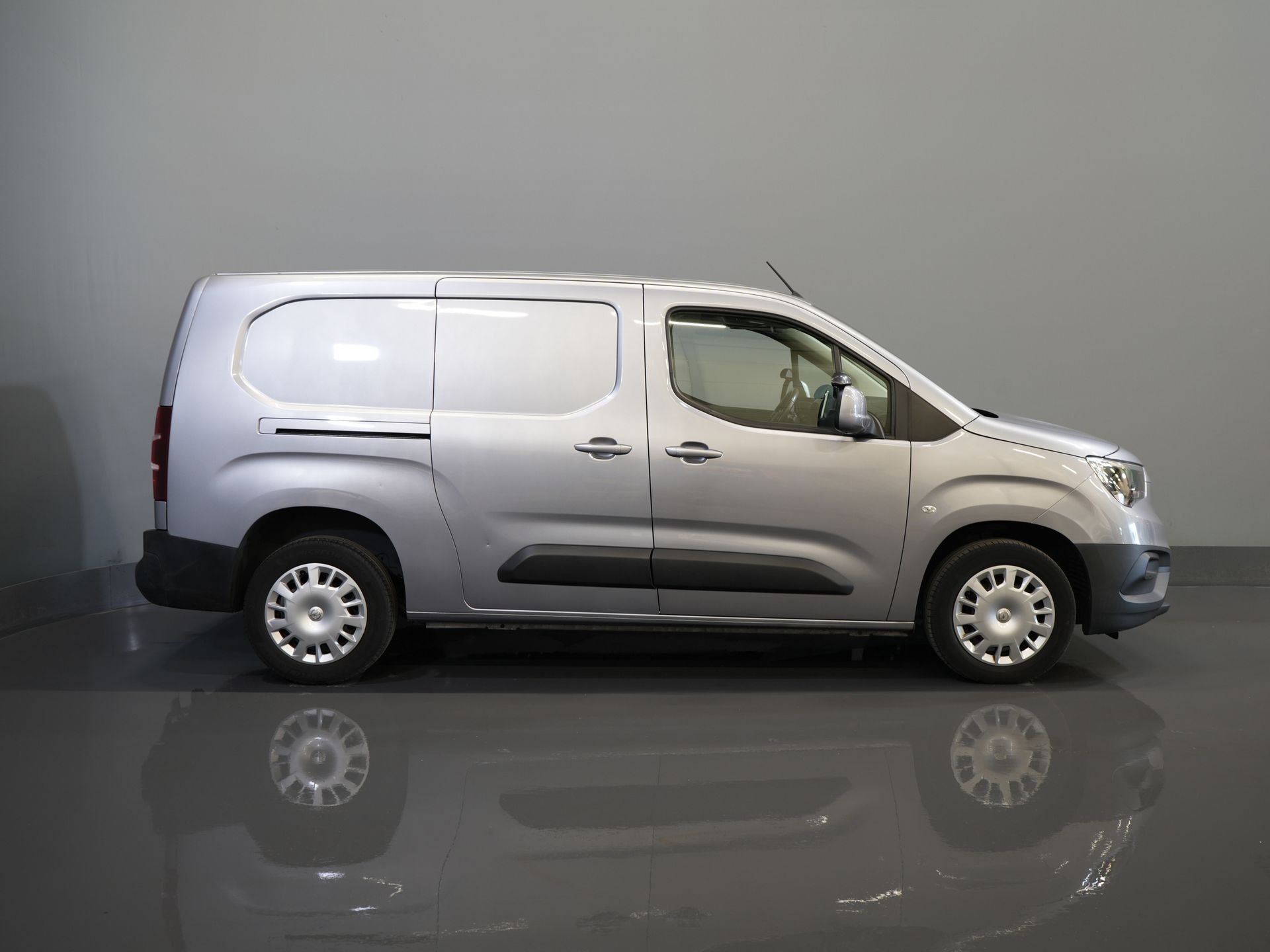 Opel Combo Bestelbus 1.5 CDTI 130 pk Aut. L2 BPM VRIJ! NL Auto/ Navi/ Keyless/ Carplay/ PDC/ Cruise/ Airco/ Trekhaak 10