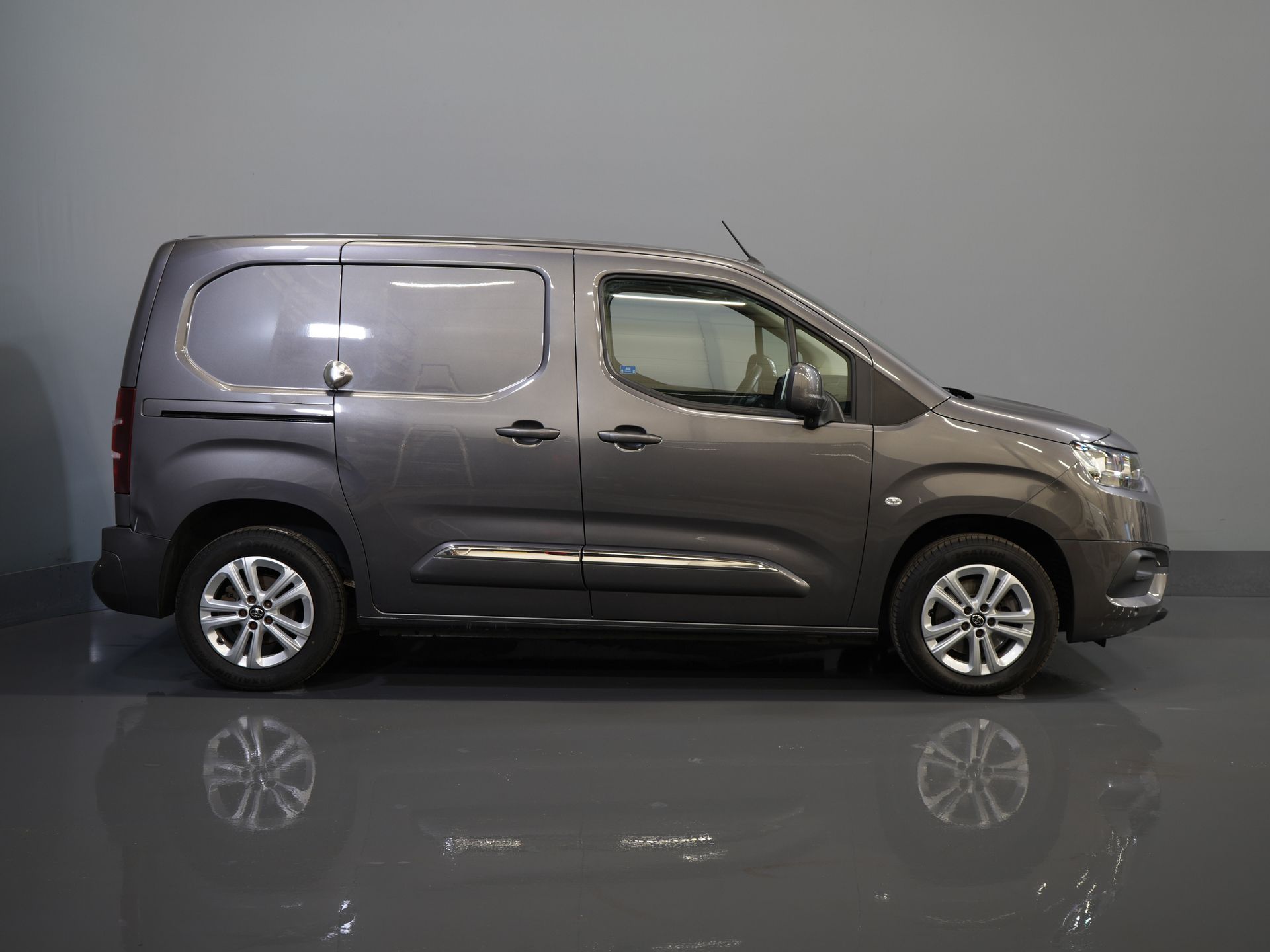 Toyota PROACE CITY Bestelbus 1.2 Turbo 130 pk Aut. BENZINE 3Pers./ Stoelverw./ Climate/ Keyless/ Carplay/ Cruise/ PDC/ Trekhaak 10