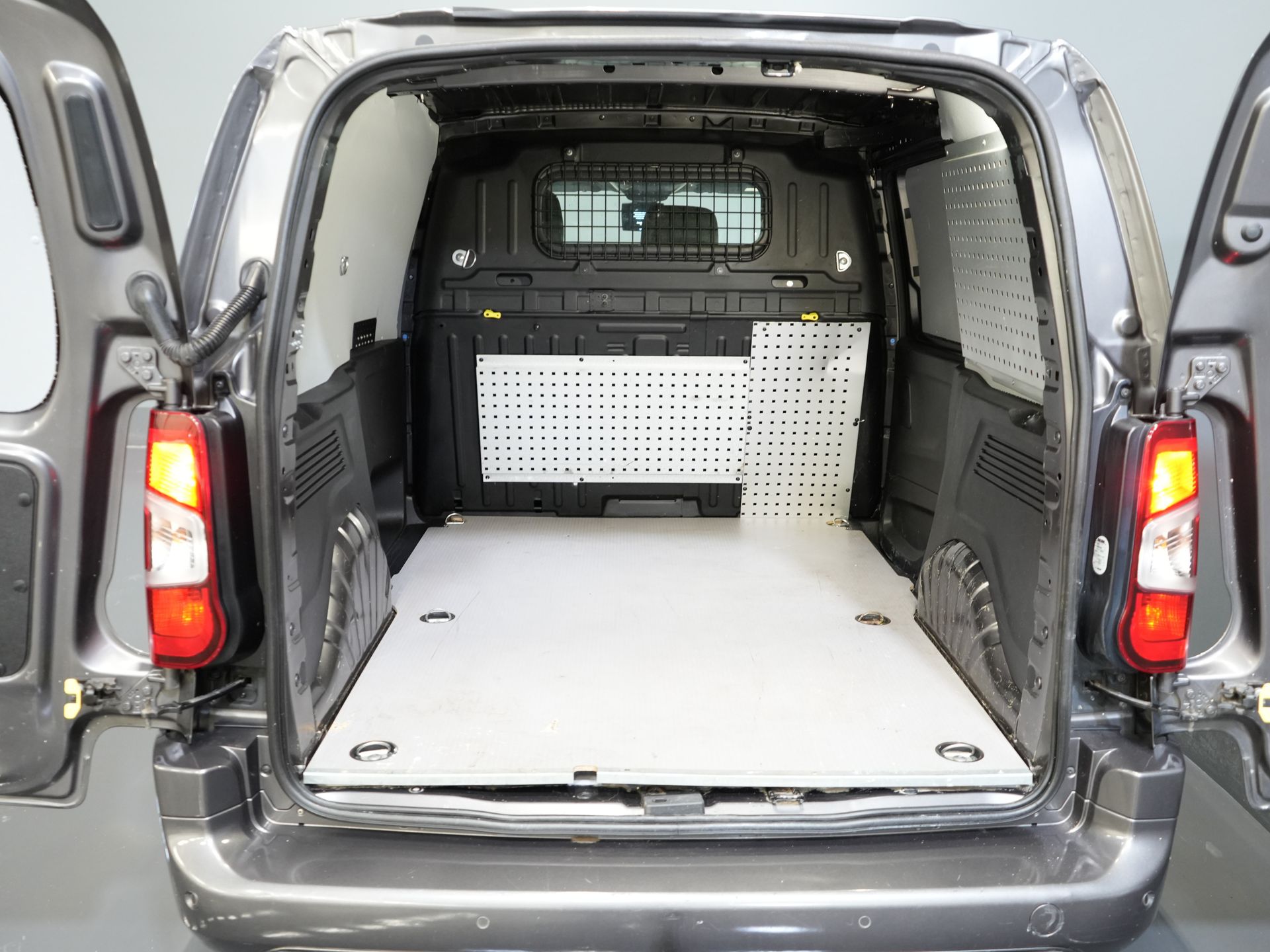 Toyota PROACE CITY Bestelbus 1.2 Turbo 130 pk Aut. BENZINE 3Pers./ Stoelverw./ Climate/ Keyless/ Carplay/ Cruise/ PDC/ Trekhaak 14