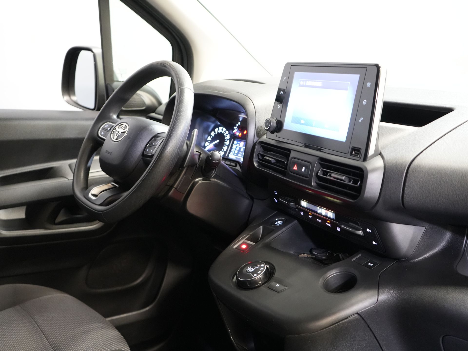 Toyota PROACE CITY Bestelbus 1.2 Turbo 130 pk Aut. BENZINE 3Pers./ Stoelverw./ Climate/ Keyless/ Carplay/ Cruise/ PDC/ Trekhaak 2