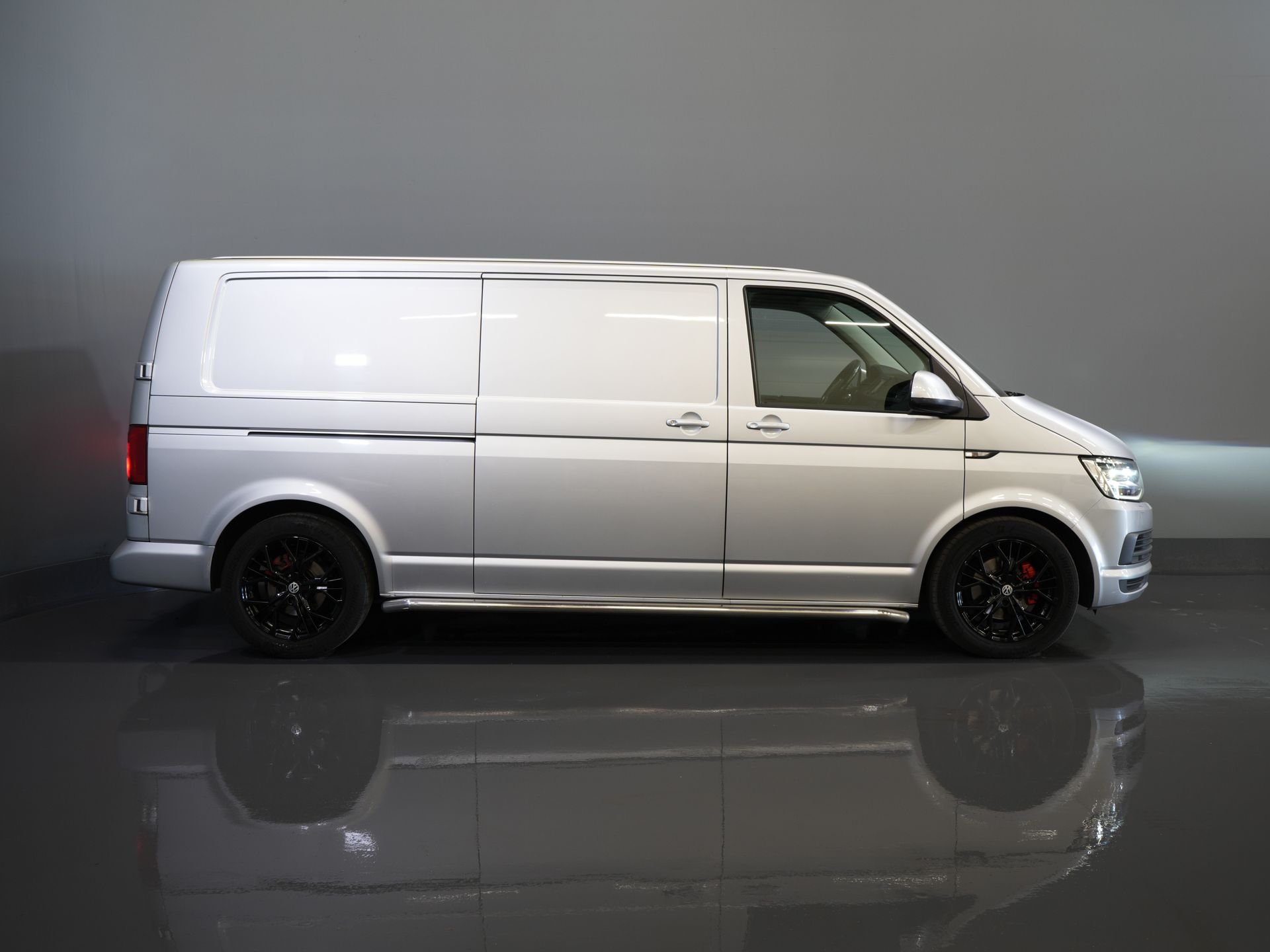 Volkswagen Transporter Bestelbus 2.0 TDI 140 pk DSG Aut. L2 Highline BPM VRIJ! LED/ 2x schuifdeur/ Stoelverw./ Standkachel/ Riem V.V/ Sidebars/ 18''LMV/ Camera/  10