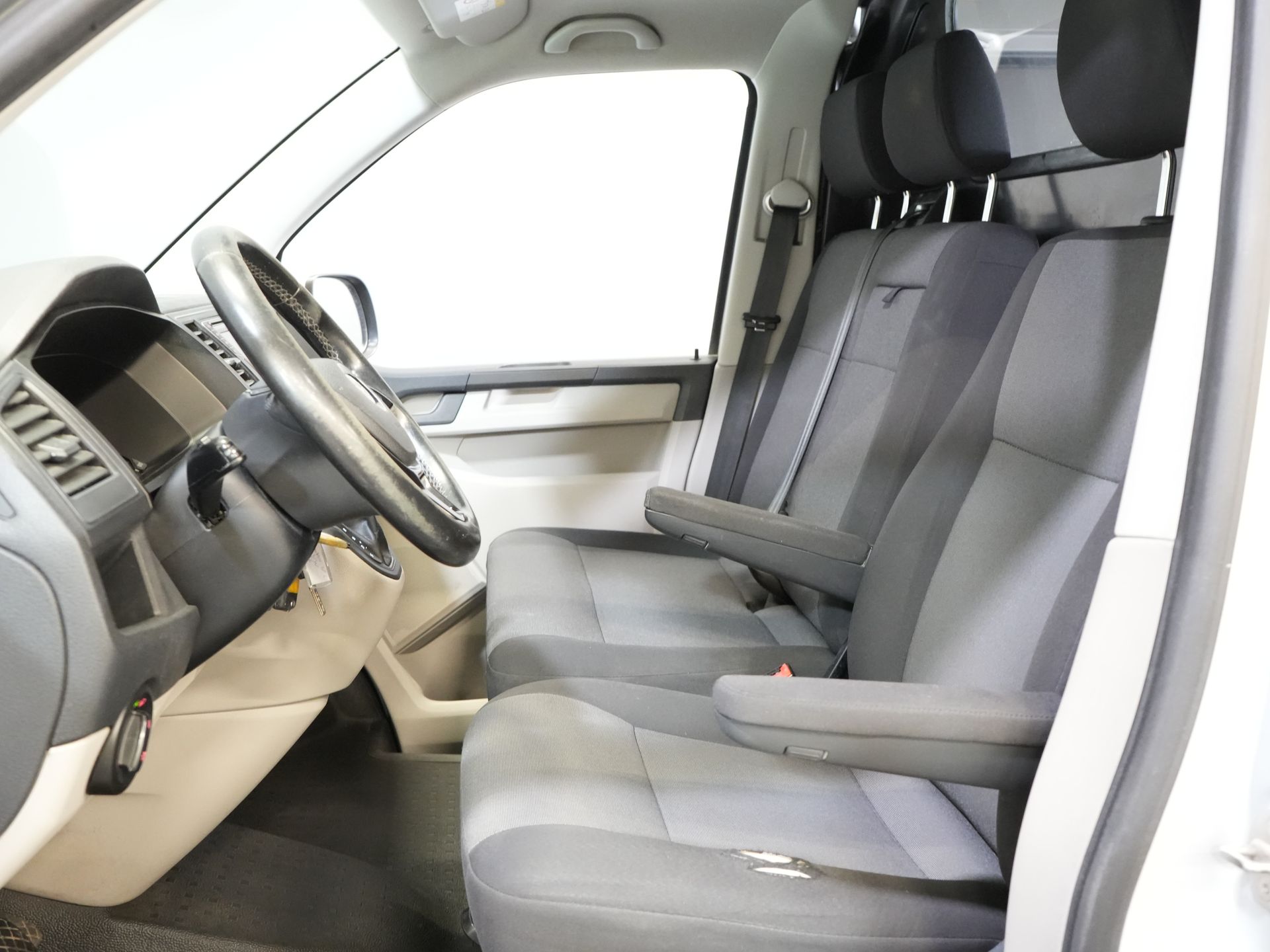 Volkswagen Transporter Bestelbus 2.0 TDI 140 pk DSG Aut. L2 Highline BPM VRIJ! LED/ 2x schuifdeur/ Stoelverw./ Standkachel/ Riem V.V/ Sidebars/ 18''LMV/ Camera/  11