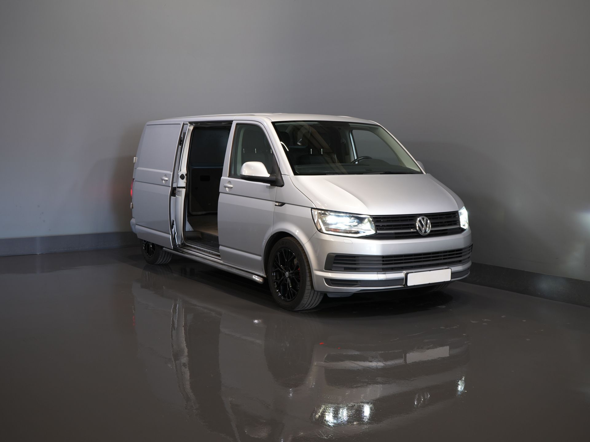 Volkswagen Transporter Bestelbus 2.0 TDI 140 pk DSG Aut. L2 Highline BPM VRIJ! LED/ 2x schuifdeur/ Stoelverw./ Standkachel/ Riem V.V/ Sidebars/ 18''LMV/ Camera/  8