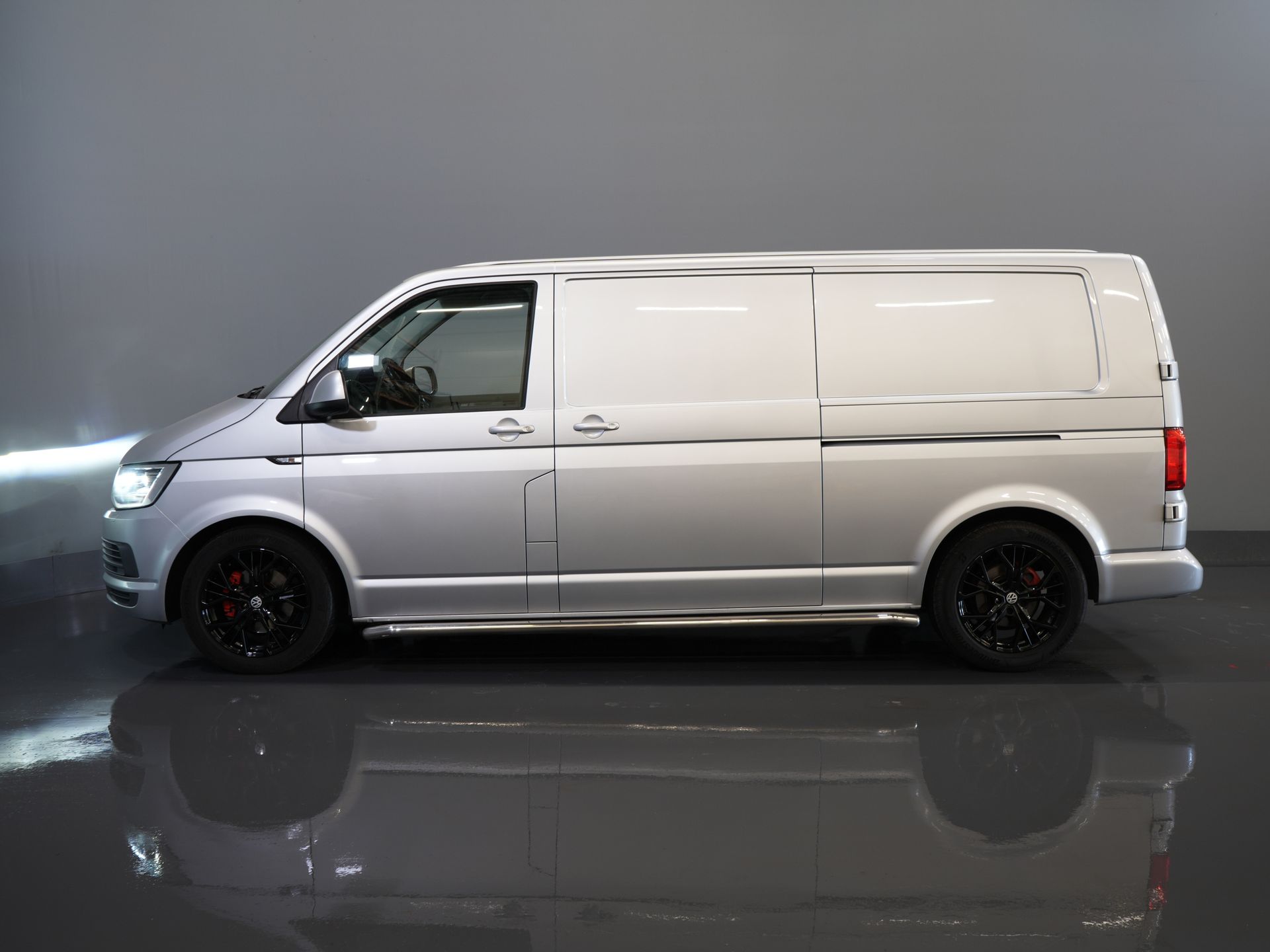 Volkswagen Transporter Bestelbus 2.0 TDI 140 pk DSG Aut. L2 Highline BPM VRIJ! LED/ 2x schuifdeur/ Stoelverw./ Standkachel/ Riem V.V/ Sidebars/ 18''LMV/ Camera/  9