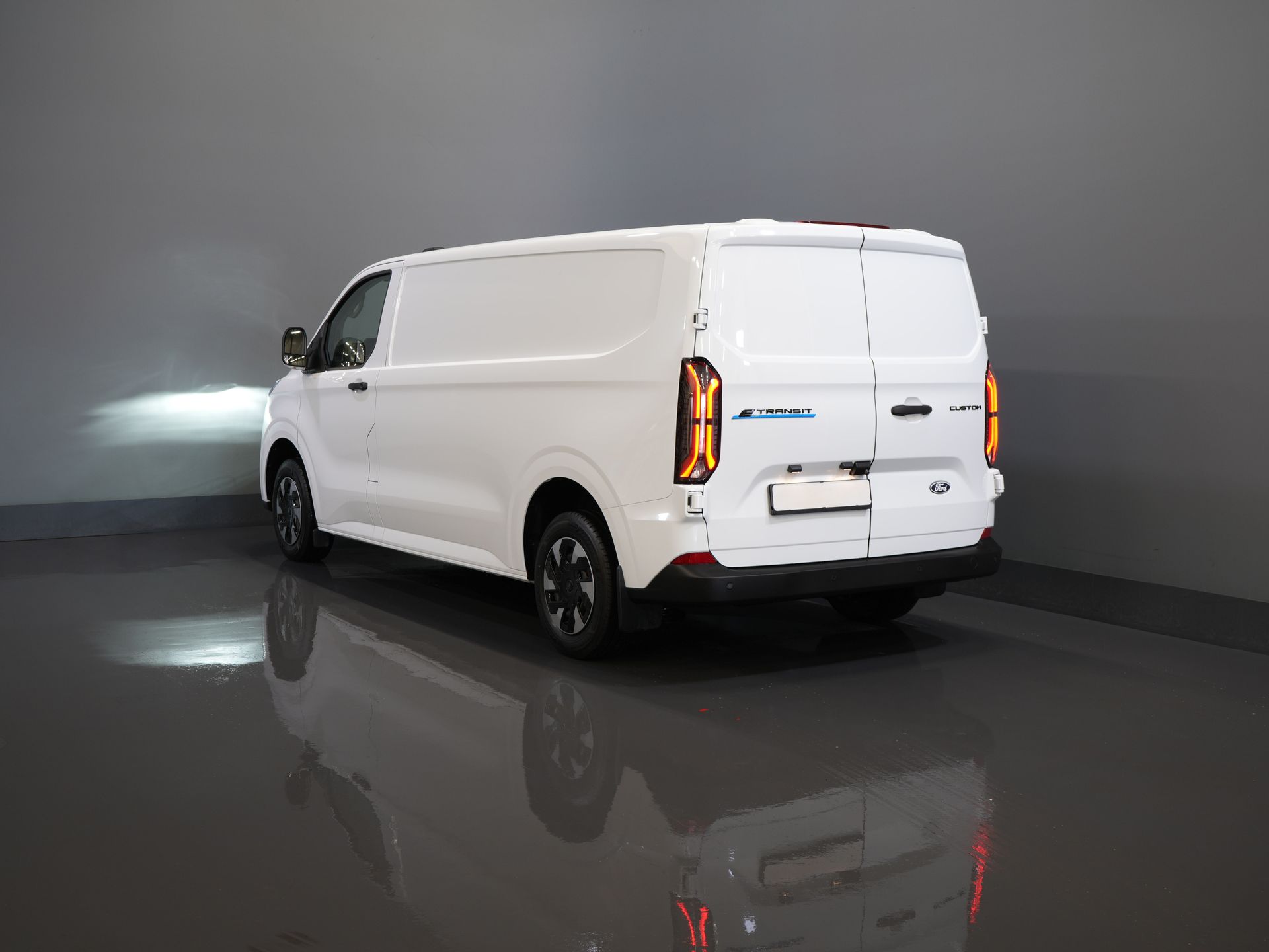 Ford E-Transit Custom Bestelbus 340 L2 65 kWh 330 km WLTP 2.3t Trekverm./ Snellader/ LED/ Standkachel/ Stoelverw./ Stuur.Verw./ Voorruit.Verw./ Carplay/ Camera/ 1