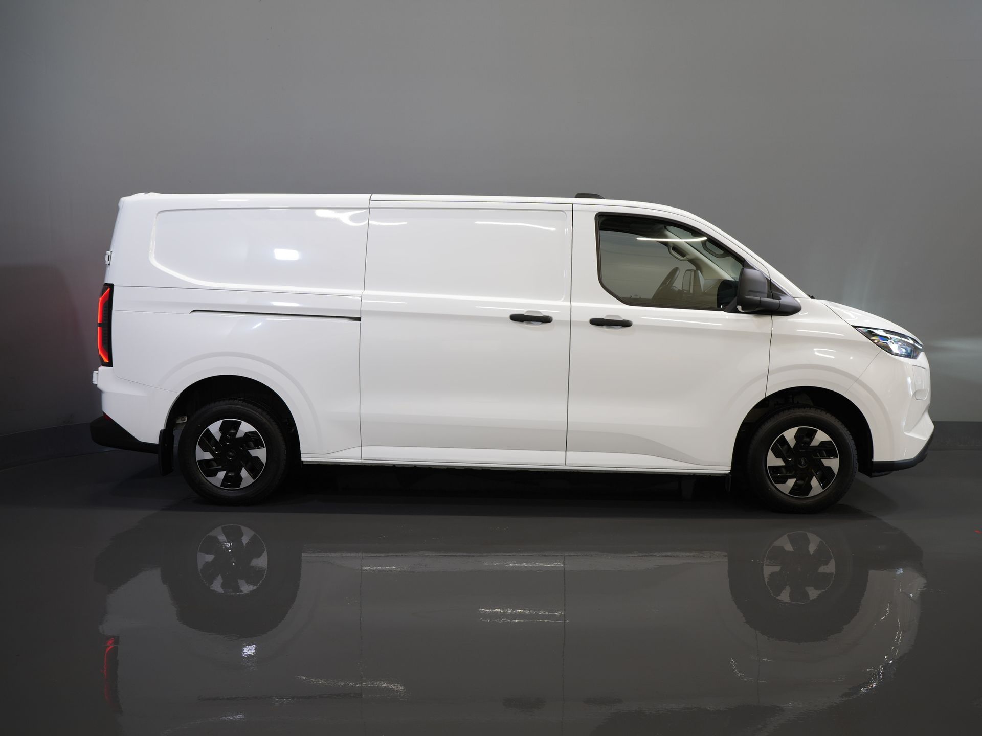 Ford E-Transit Custom Bestelbus 340 L2 65 kWh 330 km WLTP 2.3t Trekverm./ Snellader/ LED/ Standkachel/ Stoelverw./ Stuur.Verw./ Voorruit.Verw./ Carplay/ Camera/ 10
