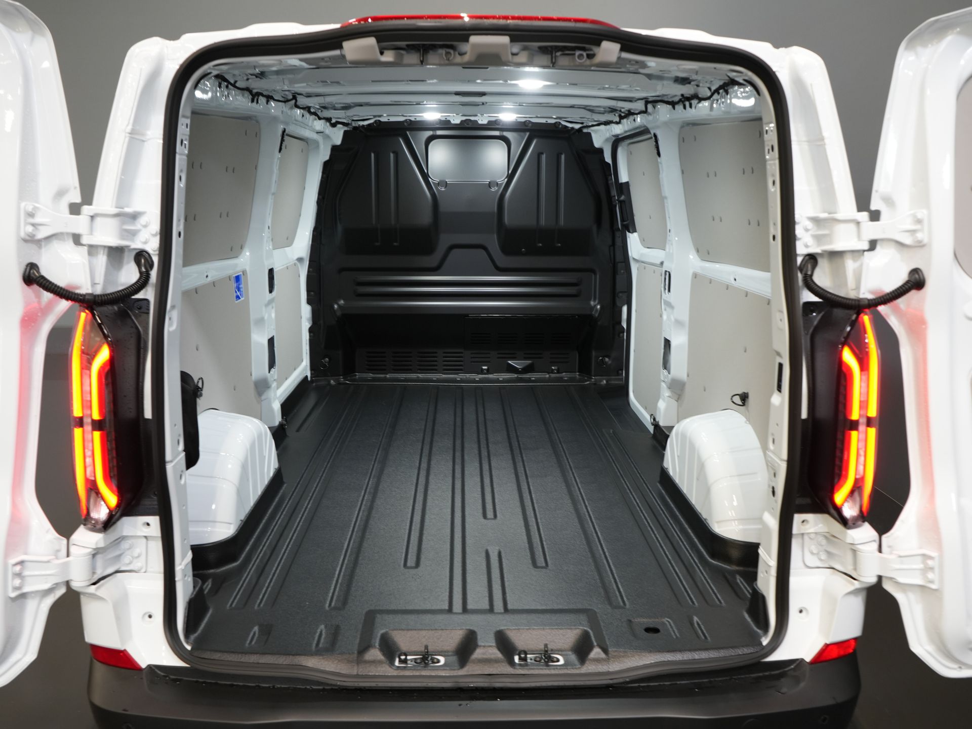 Ford E-Transit Custom Bestelbus 340 L2 65 kWh 330 km WLTP 2.3t Trekverm./ Snellader/ LED/ Standkachel/ Stoelverw./ Stuur.Verw./ Voorruit.Verw./ Carplay/ Camera/ 14