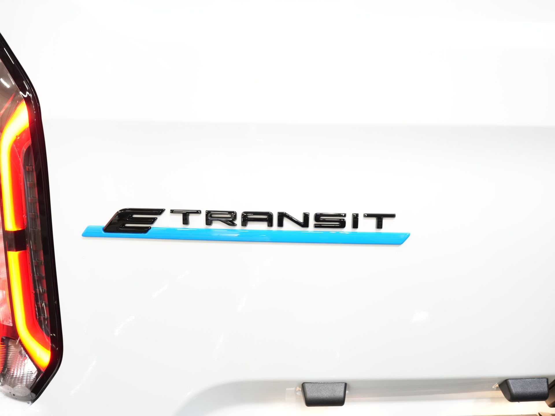 Ford E-Transit Custom Bestelbus 340 L2 65 kWh 330 km WLTP 2.3t Trekverm./ Snellader/ LED/ Standkachel/ Stoelverw./ Stuur.Verw./ Voorruit.Verw./ Carplay/ Camera/ 16