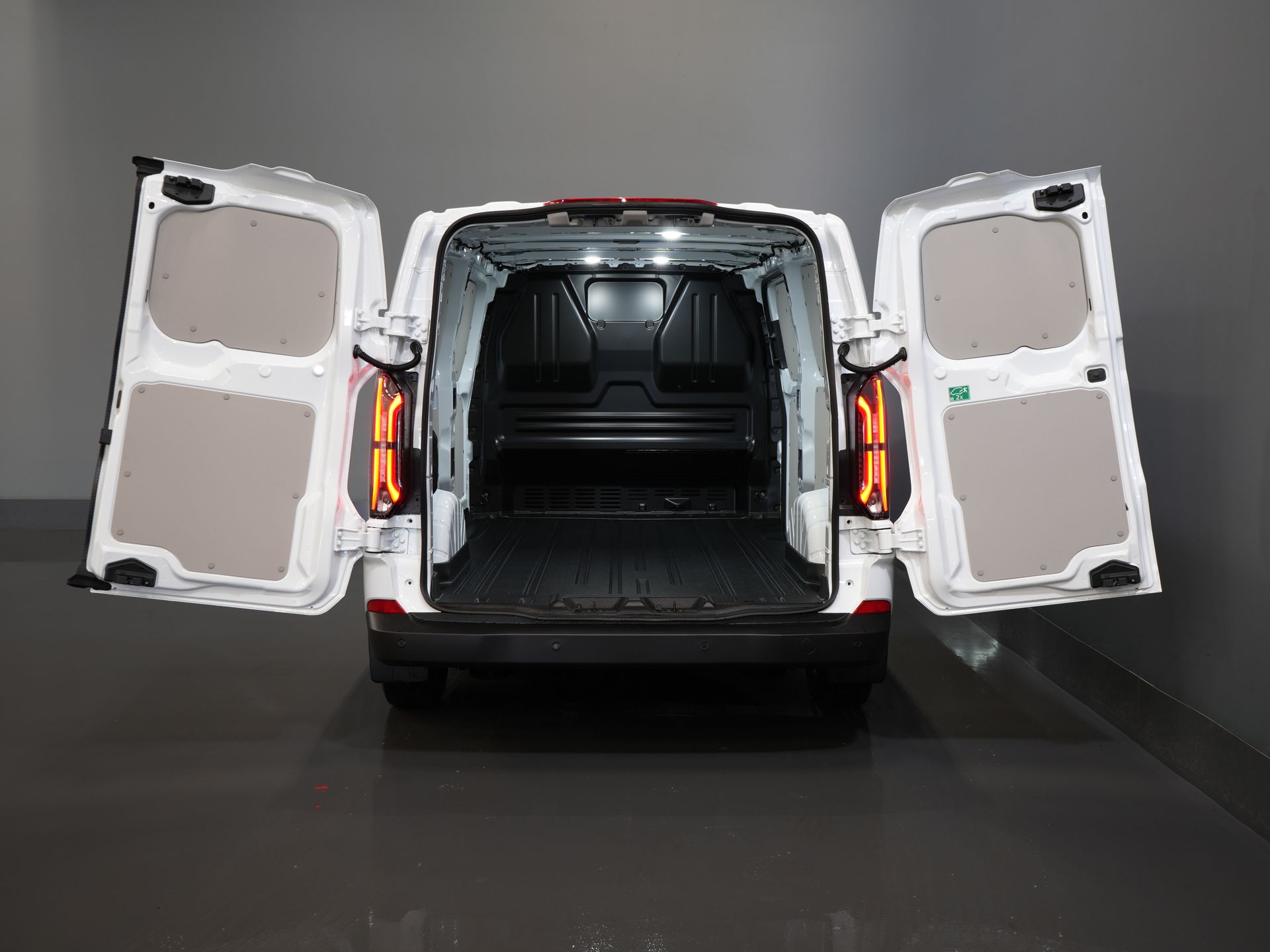 Ford E-Transit Custom Bestelbus 340 L2 65 kWh 330 km WLTP 2.3t Trekverm./ Snellader/ LED/ Standkachel/ Stoelverw./ Stuur.Verw./ Voorruit.Verw./ Carplay/ Camera/ 4