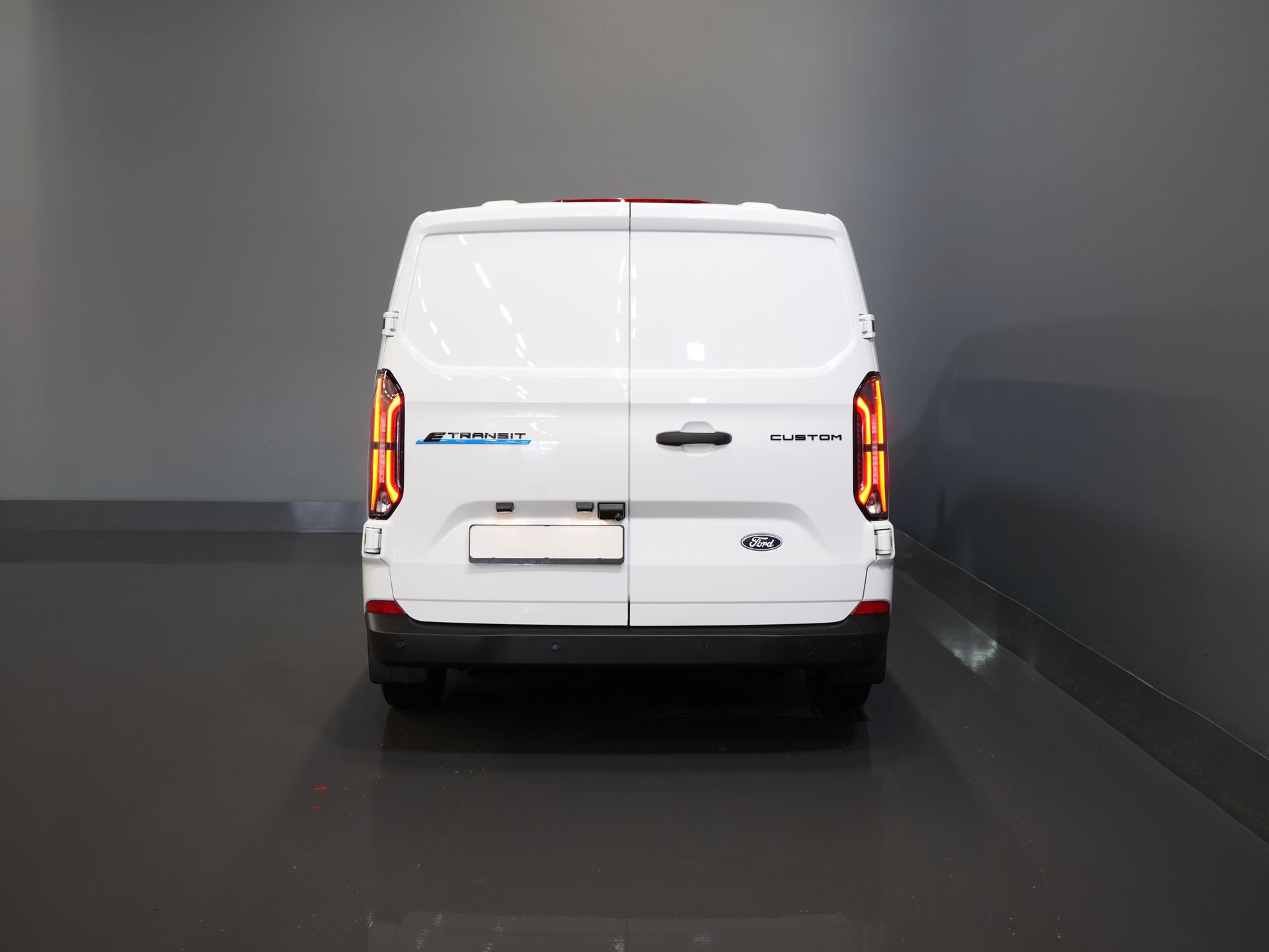 Ford E-Transit Custom Bestelbus 340 L2 65 kWh 330 km WLTP 2.3t Trekverm./ Snellader/ LED/ Standkachel/ Stoelverw./ Stuur.Verw./ Voorruit.Verw./ Carplay/ Camera/ 5