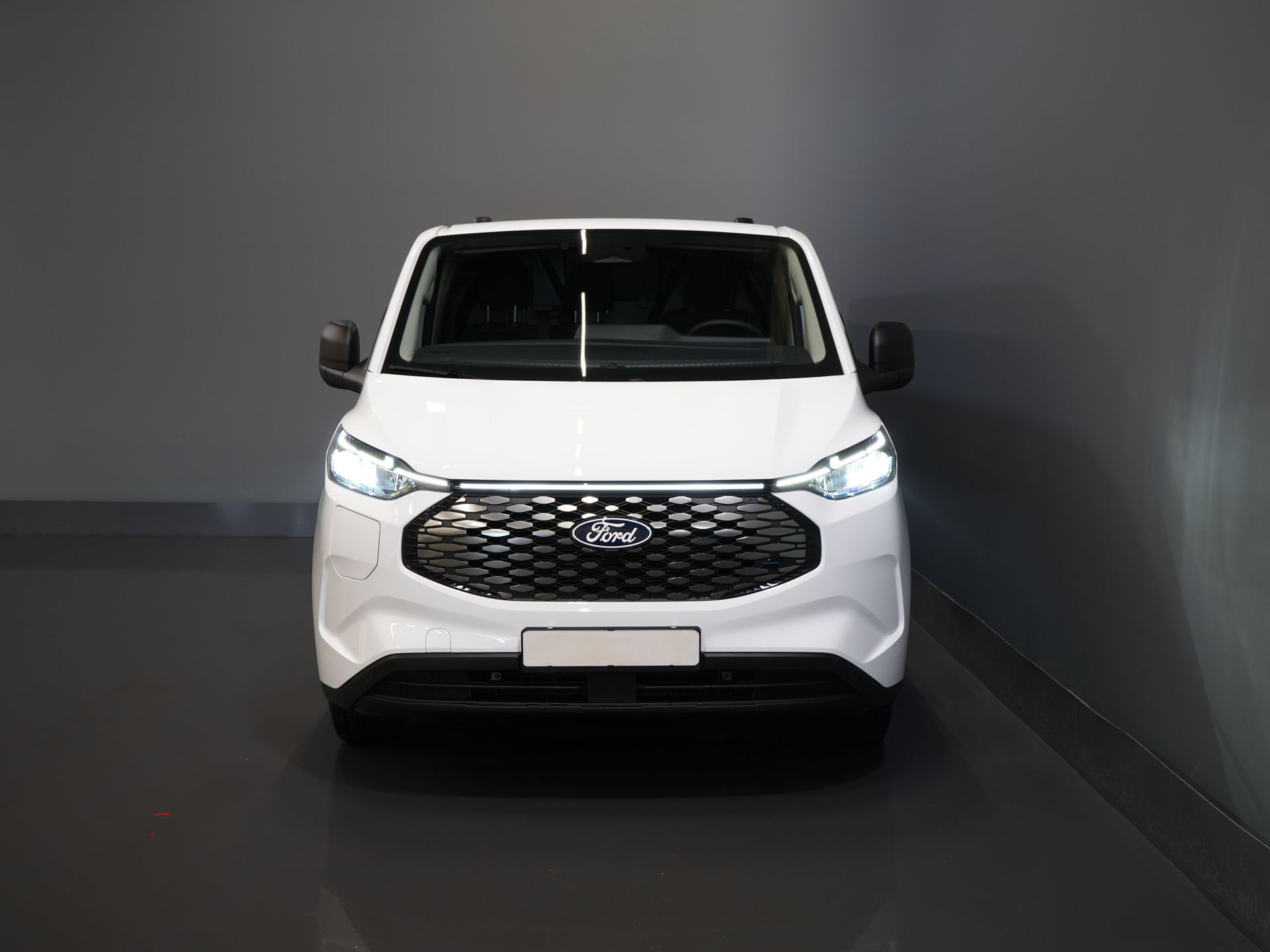 Ford E-Transit Custom Bestelbus 340 L2 65 kWh 330 km WLTP 2.3t Trekverm./ Snellader/ LED/ Standkachel/ Stoelverw./ Stuur.Verw./ Voorruit.Verw./ Carplay/ Camera/ 6