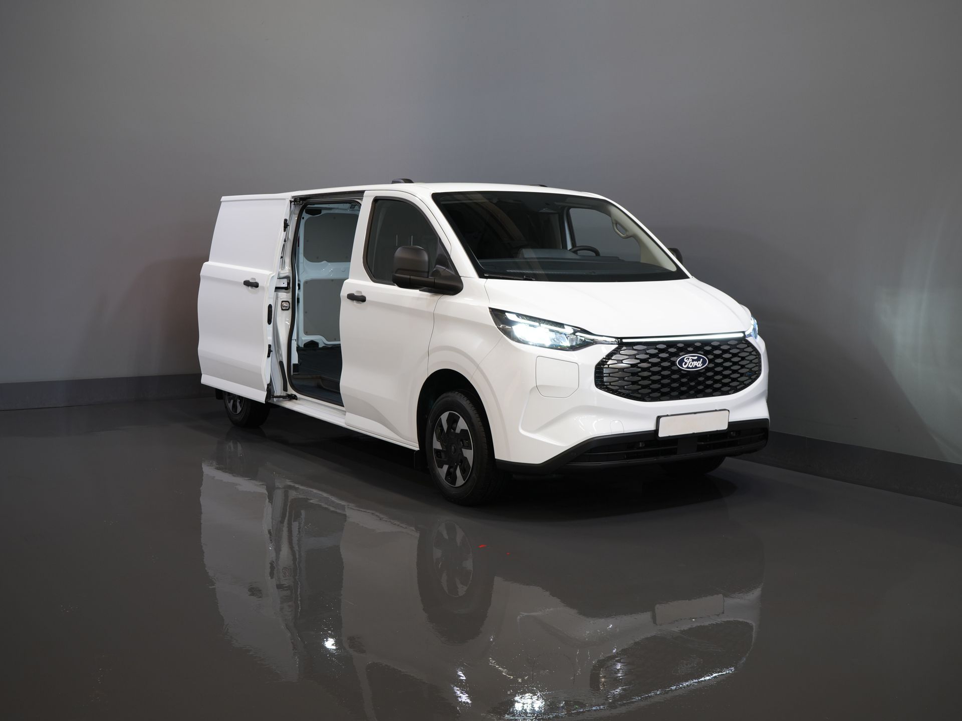 Ford E-Transit Custom Bestelbus 340 L2 65 kWh 330 km WLTP 2.3t Trekverm./ Snellader/ LED/ Standkachel/ Stoelverw./ Stuur.Verw./ Voorruit.Verw./ Carplay/ Camera/ 8