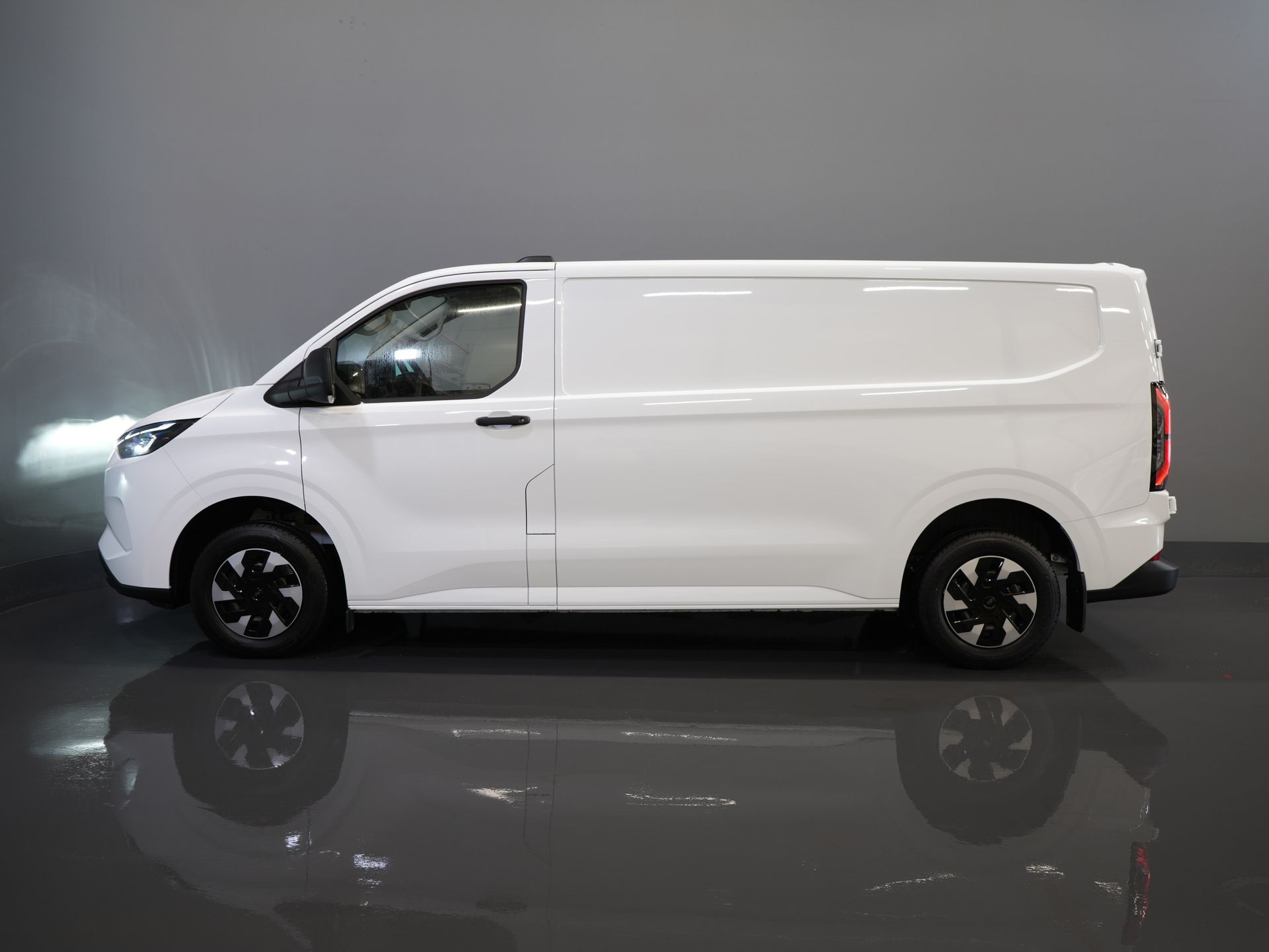 Ford E-Transit Custom Bestelbus 340 L2 65 kWh 330 km WLTP 2.3t Trekverm./ Snellader/ LED/ Standkachel/ Stoelverw./ Stuur.Verw./ Voorruit.Verw./ Carplay/ Camera/ 9