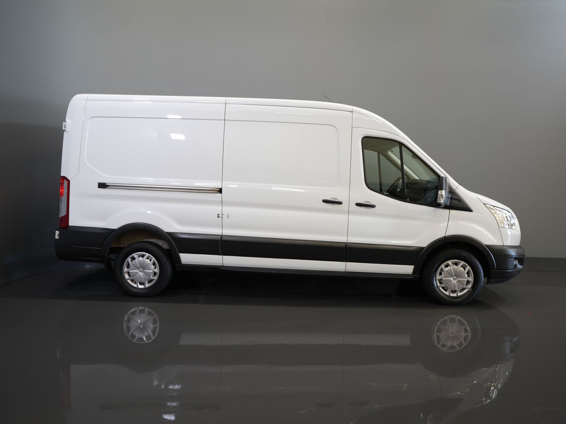 Ford Transit Bestelbus 330 2.0 TDCI 130 pk Trend Aut. L3H2 Carplay/ Camera/ PDC/ Cruise/ Trekhaak/ Airco 10