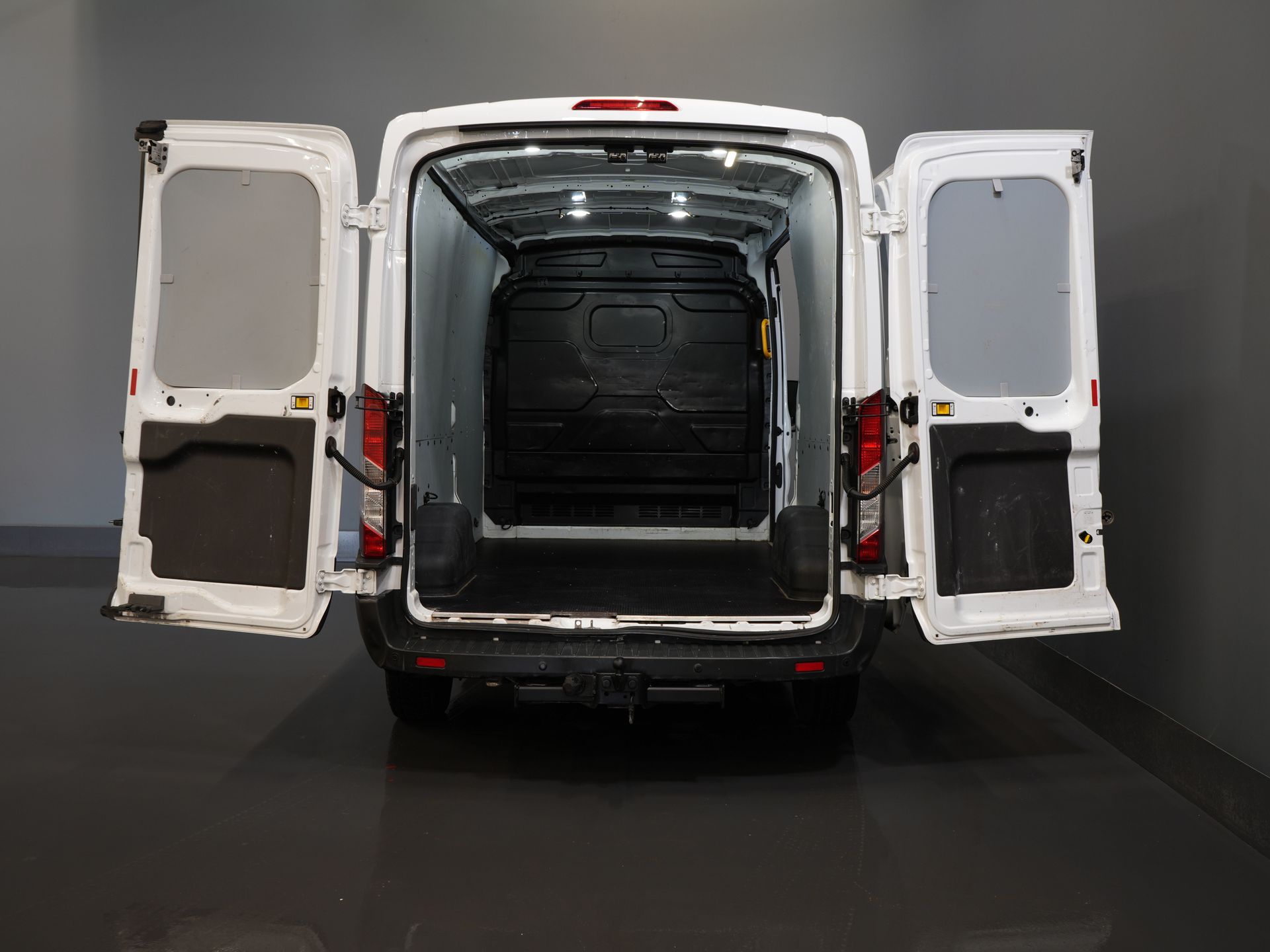 Ford Transit Bestelbus 330 2.0 TDCI 130 pk Trend Aut. L3H2 Carplay/ Camera/ PDC/ Cruise/ Trekhaak/ Airco 4