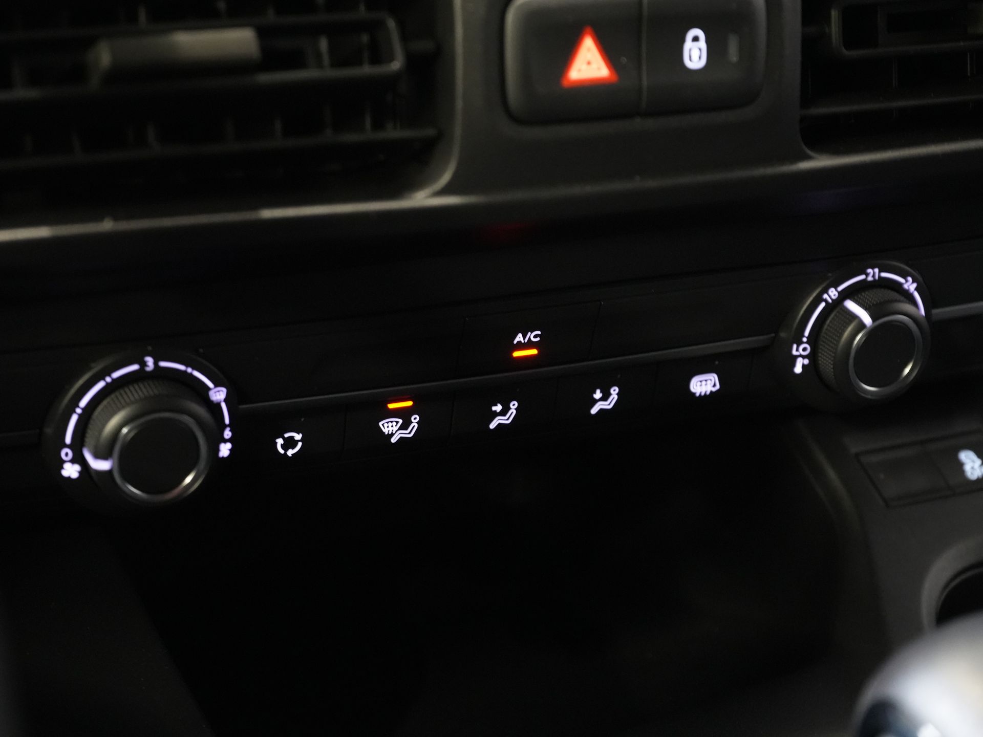 Peugeot Partner Bestelbus 1.2 Turbo 110 pk BPM VRIJ/ BENZINE/ PDC/ Cruise/ Airco 19