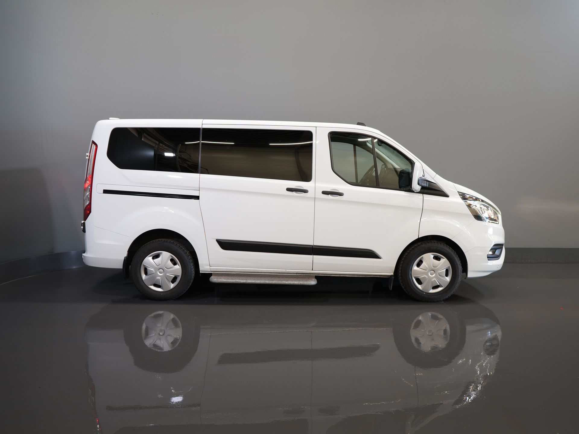 Ford Transit Custom Personenvervoer Tourneo 2.0 TDCI €28.613,- incl. BTW/BPM Trend Combi/ Kombi/ 9 Persoons/ 9 P/ Cruise/ PDC/ Airco 10