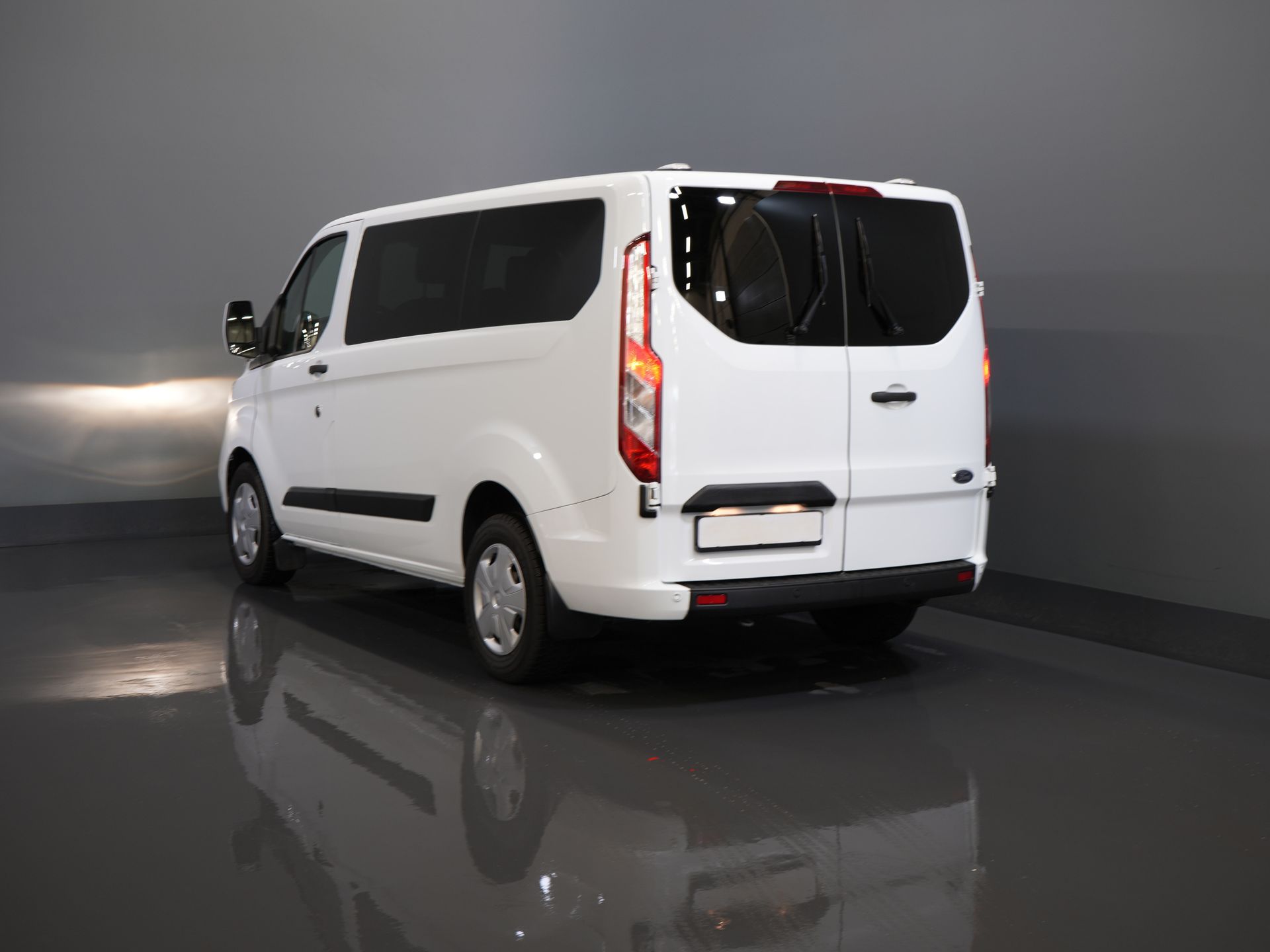 Ford Transit Custom Personenvervoer Tourneo 2.0 TDCI €28.352,- incl. BTW/BPM Trend Combi/ Kombi/ 9 Persoons/ 9 P/ Cruise/ PDC/ Airco 1