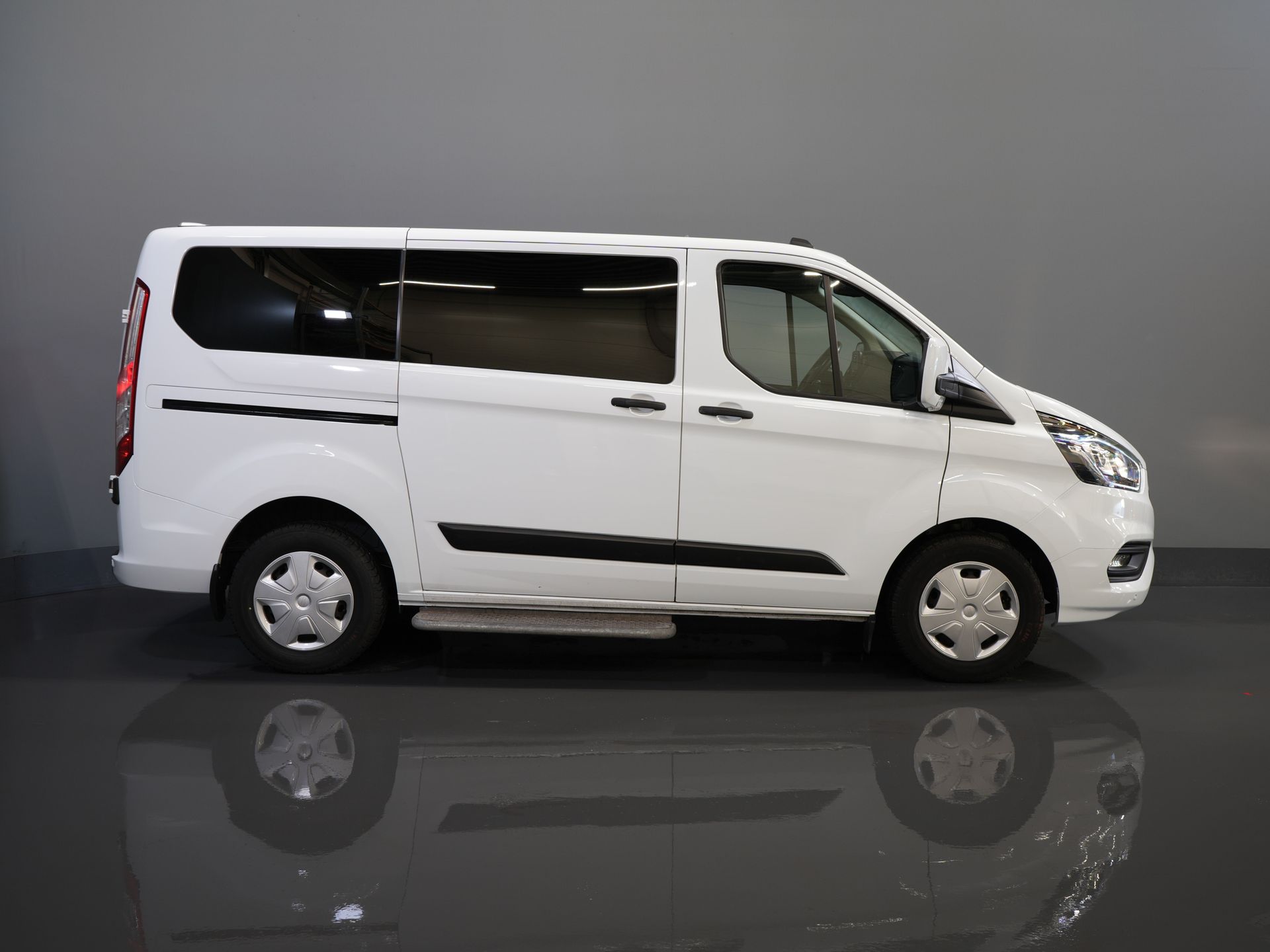 Ford Transit Custom Personenvervoer Tourneo 2.0 TDCI €28.352,- incl. BTW/BPM Trend Combi/ Kombi/ 9 Persoons/ 9 P/ Cruise/ PDC/ Airco 10