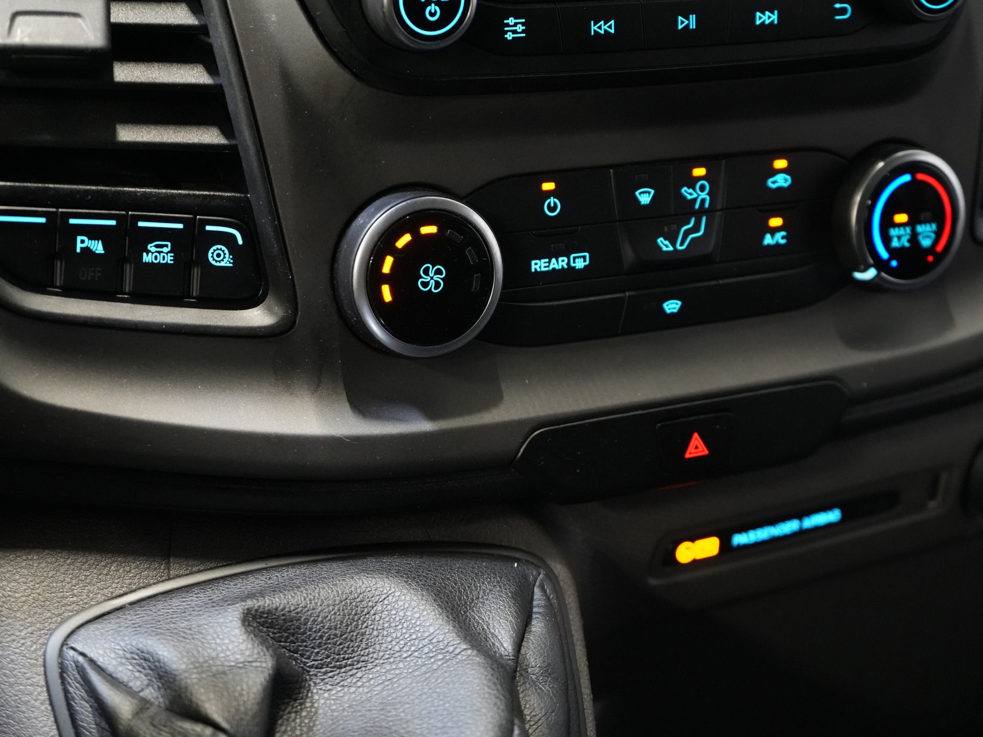 Ford Transit Custom Personenvervoer Tourneo 2.0 TDCI €28.352,- incl. BTW/BPM Trend Combi/ Kombi/ 9 Persoons/ 9 P/ Cruise/ PDC/ Airco 18