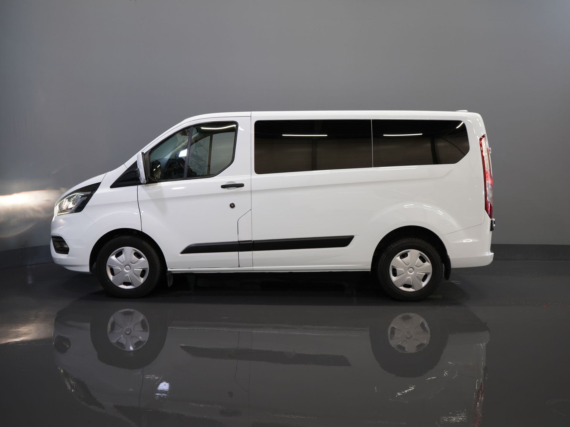 Ford Transit Custom Personenvervoer Tourneo 2.0 TDCI €28.352,- incl. BTW/BPM Trend Combi/ Kombi/ 9 Persoons/ 9 P/ Cruise/ PDC/ Airco 9