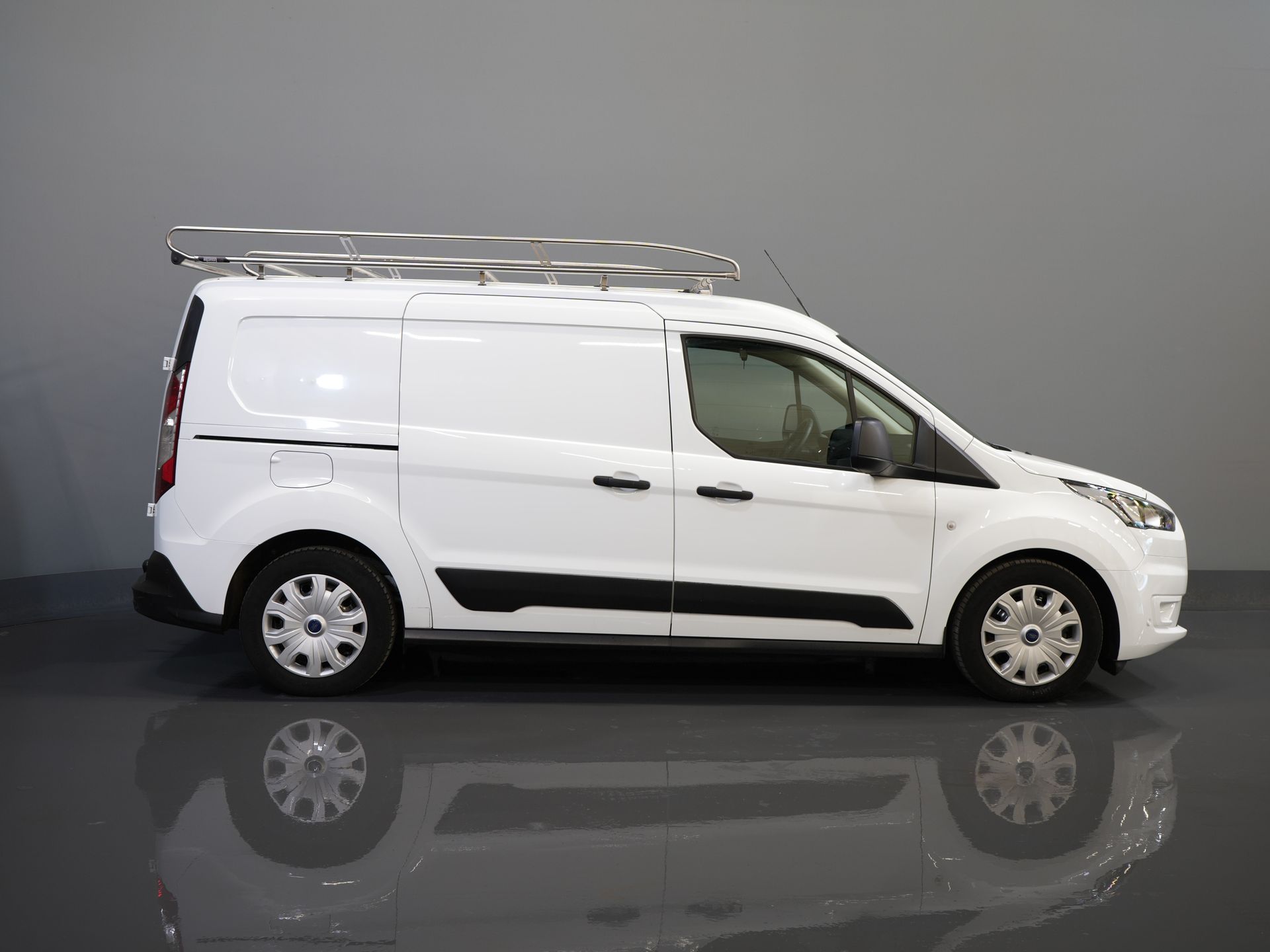 Ford Transit Connect Bestelbus 1.5 TDCI 100 pk L2 Imperiaal/ Inrichting/ Trekhaak/ Cruise/ PDC/ Airco 10
