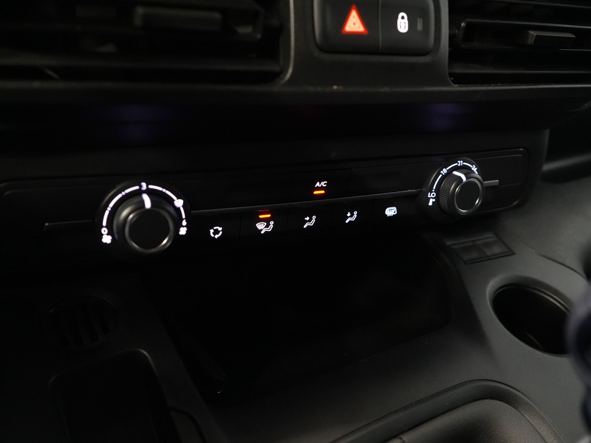 Peugeot Partner Bestelbus 1.5 HDi 100 pk BPM VRIJ Ready2Go 3Pers./ Carplay/ Airco/ Cruise/ Camera/ PDC 19