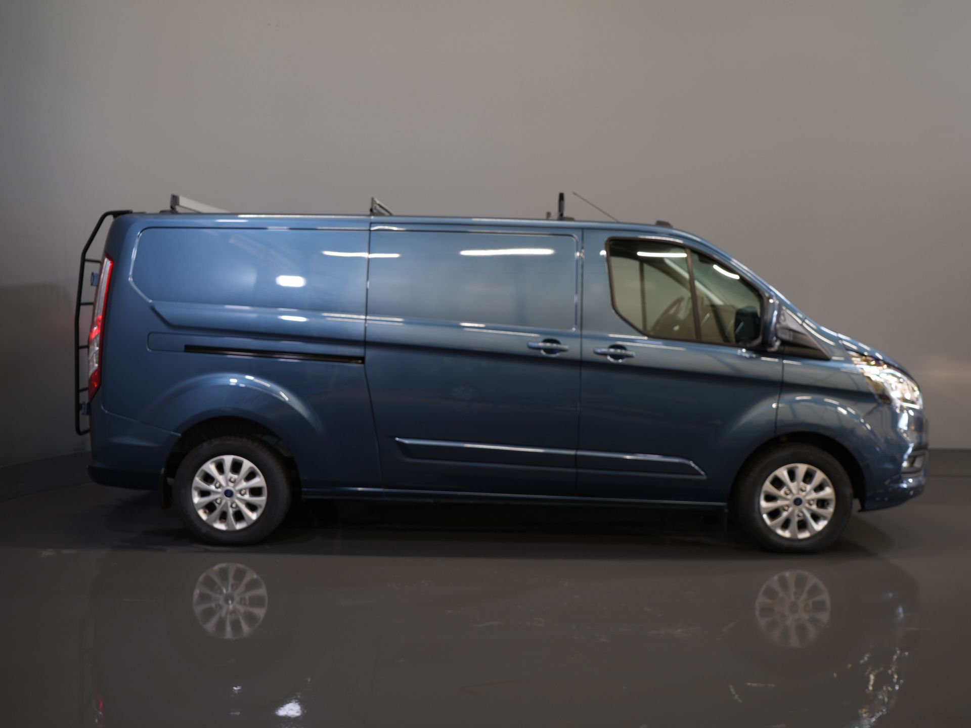Ford Transit Custom Bestelbus 320 2.0 TDCI 170 pk Aut. L2 Trend BPM VRIJ! Carplay/ Stoelverw./ Camera/ PDC/ LMV/ Dakdragers/ Trekhaak 10