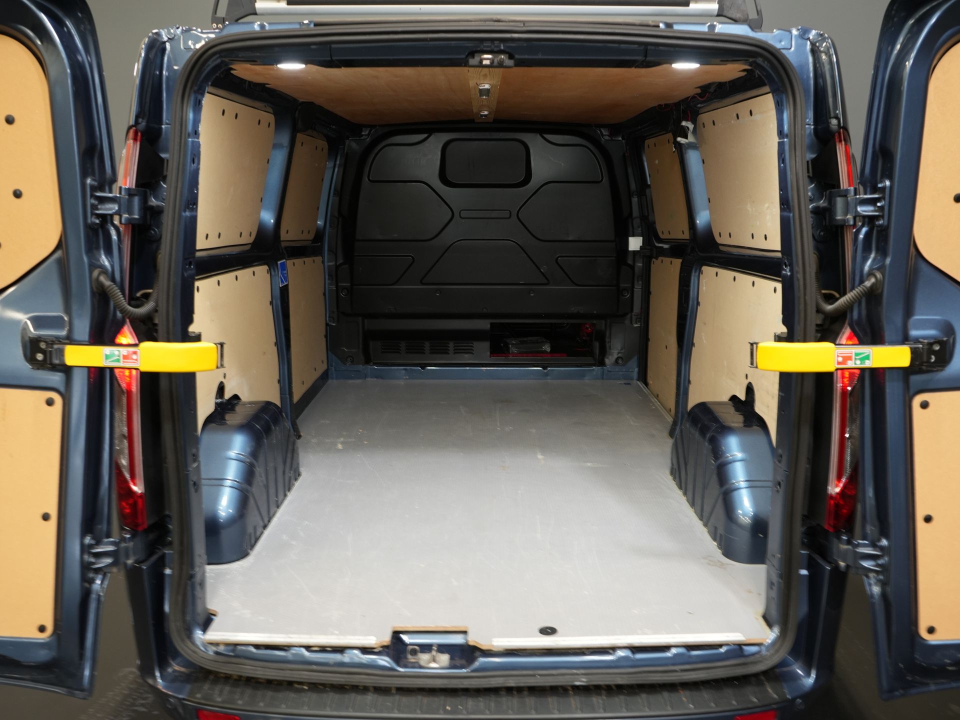 Ford Transit Custom Bestelbus 320 2.0 TDCI 170 pk Aut. L2 Trend BPM VRIJ! Carplay/ Stoelverw./ Camera/ PDC/ LMV/ Dakdragers/ Trekhaak 14