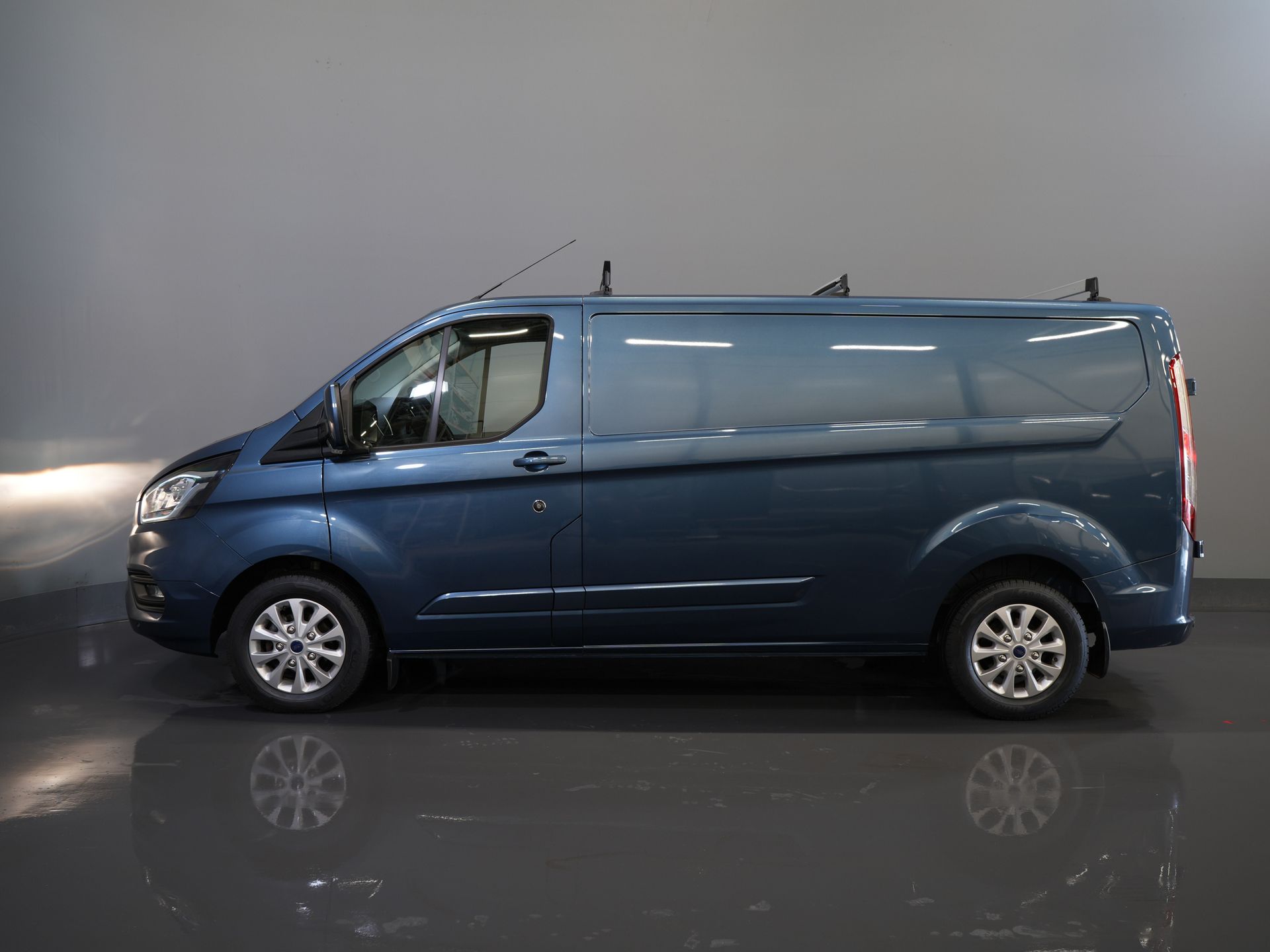 Ford Transit Custom Bestelbus 320 2.0 TDCI 170 pk Aut. L2 Trend BPM VRIJ! Carplay/ Stoelverw./ Camera/ PDC/ LMV/ Dakdragers/ Trekhaak 9