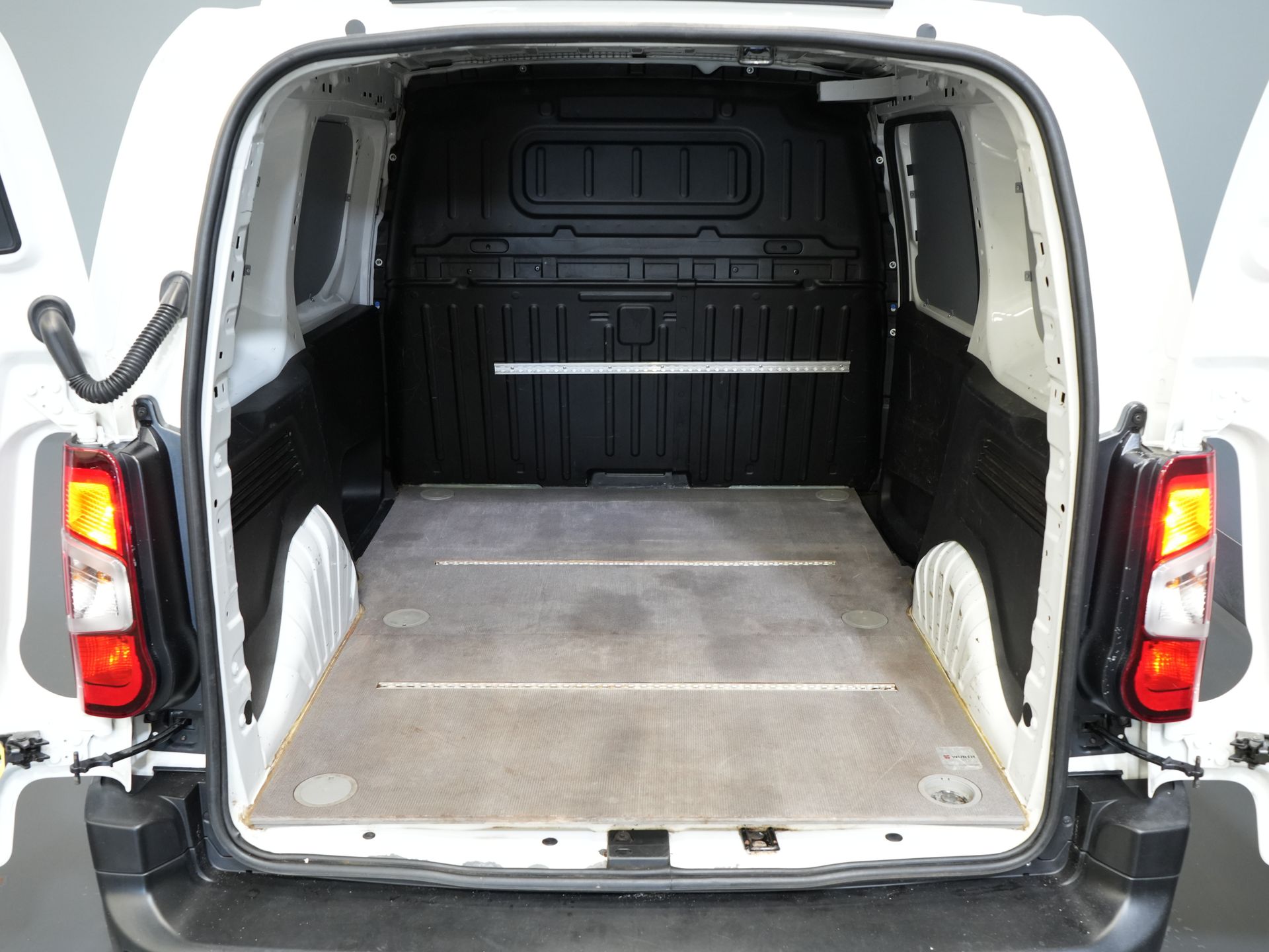 Opel Combo Bestelbus 1.5D 100 pk BPM VRIJ! Carplay/ Cruise/ Trekhaak/ Airco/ PDC 14